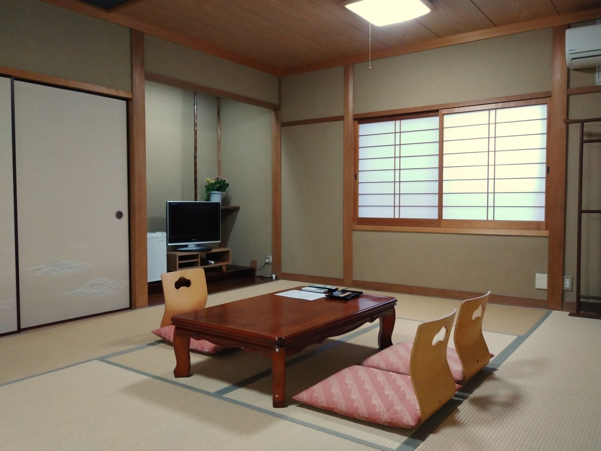 Japanese-style room (10 tatami mats)
