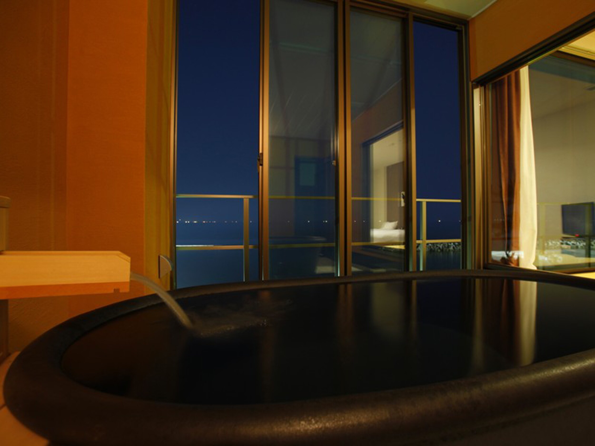 Guest room semi-open-air bath