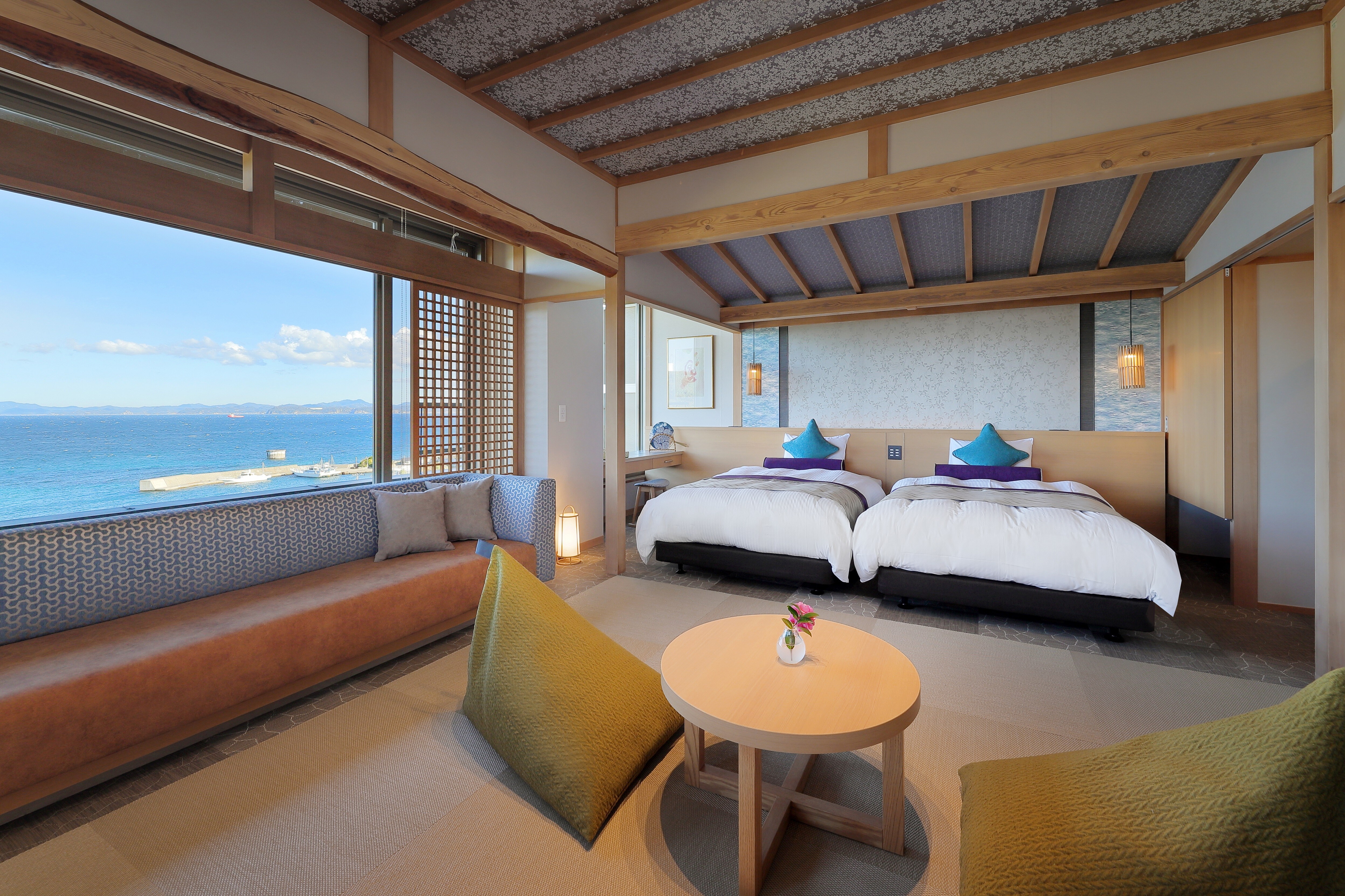 4F Japanese-Western room with panoramic bath (sea side 8 tatami mats + 20 m2)
