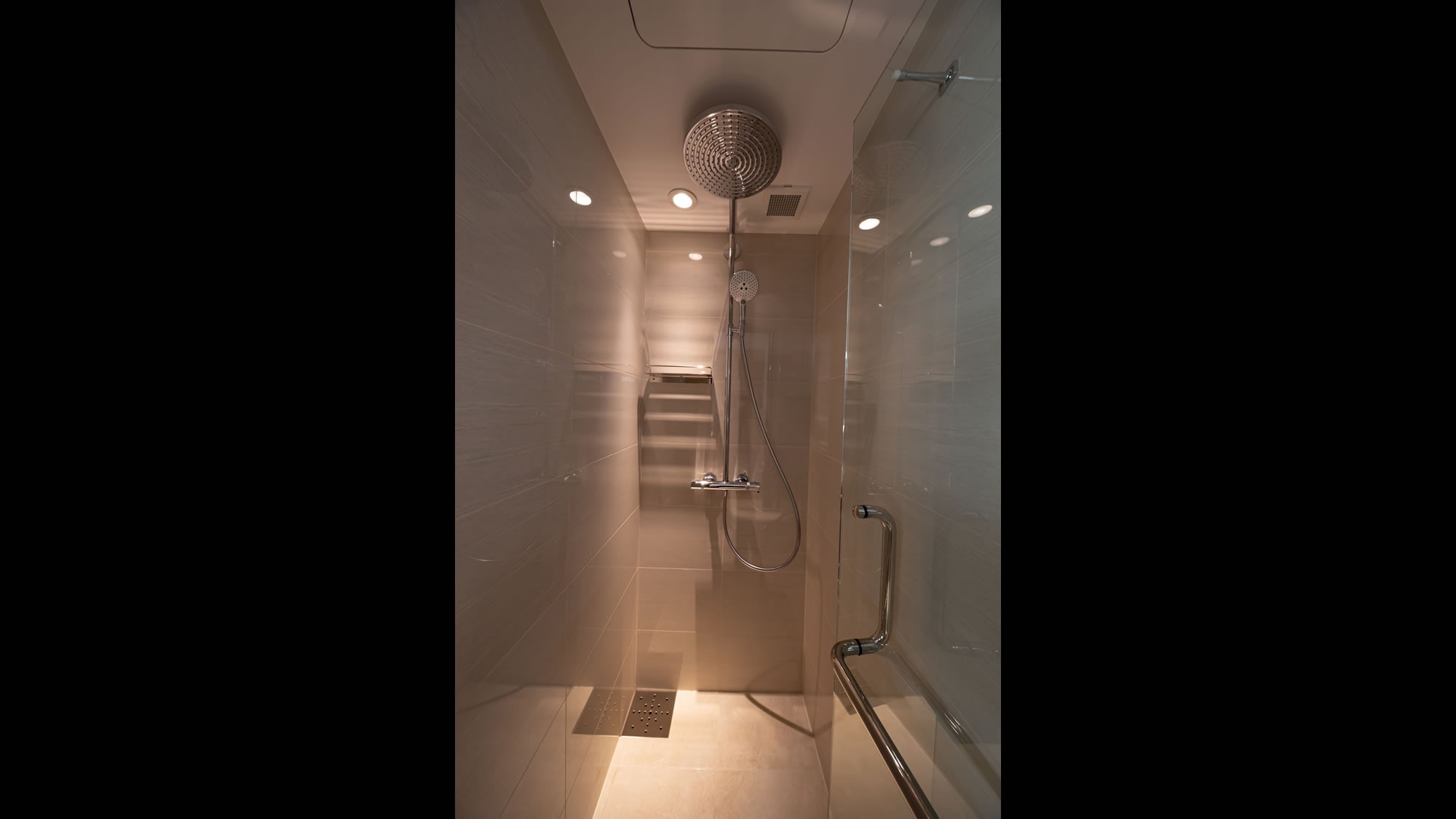 Hollywood Twin Bathroom