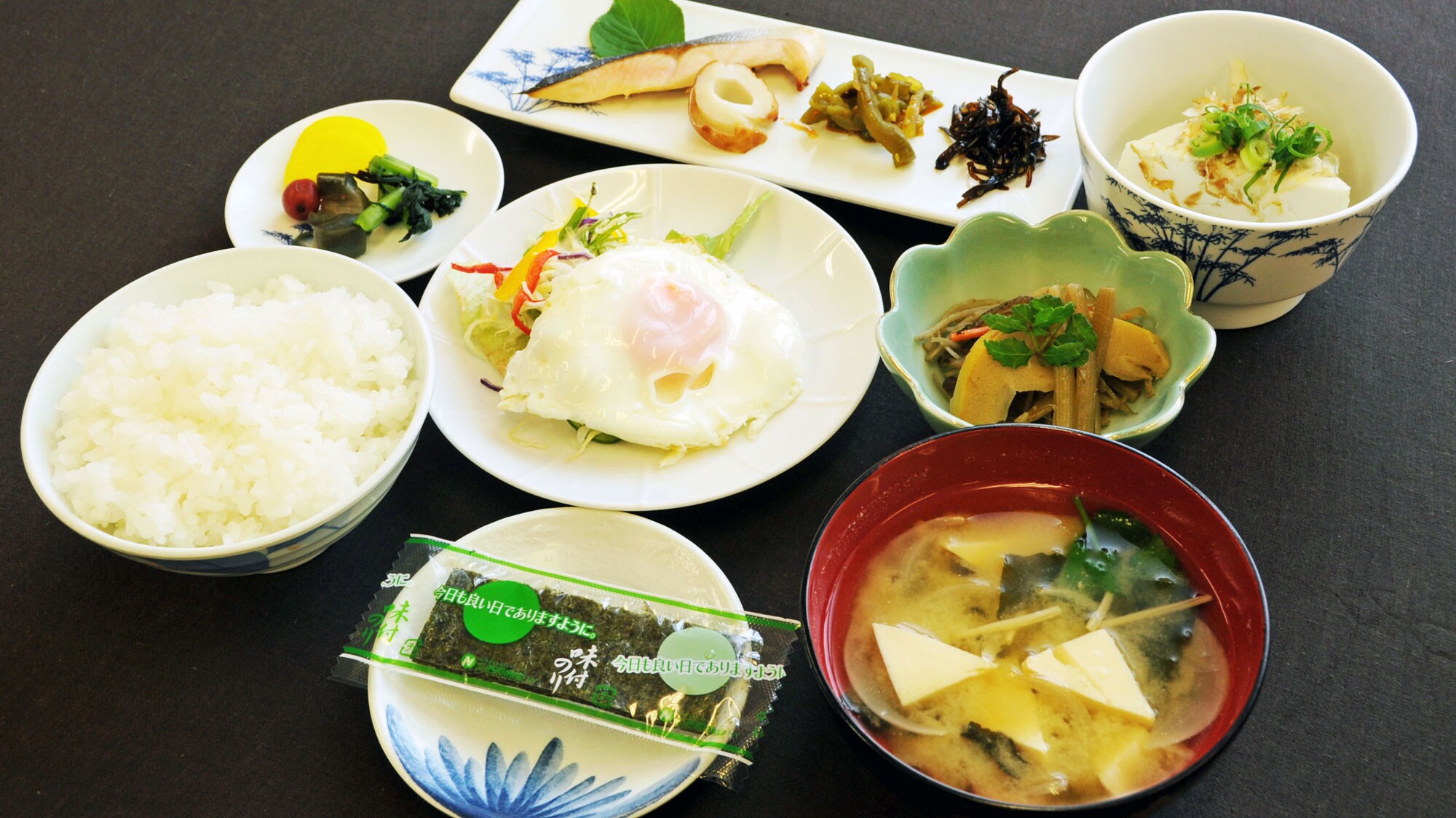 [Breakfast] A classic Japanese set meal. Rice and miso soup will give you energy for the day!