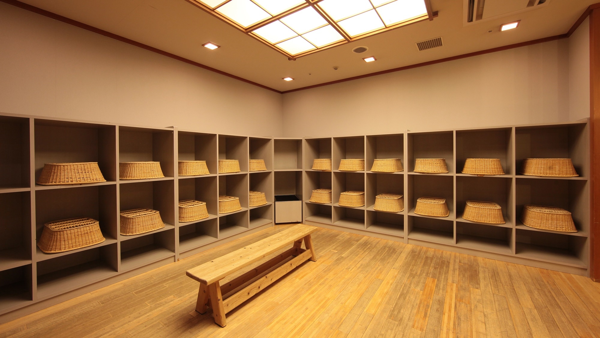 * [Large communal bath dressing room (male)]