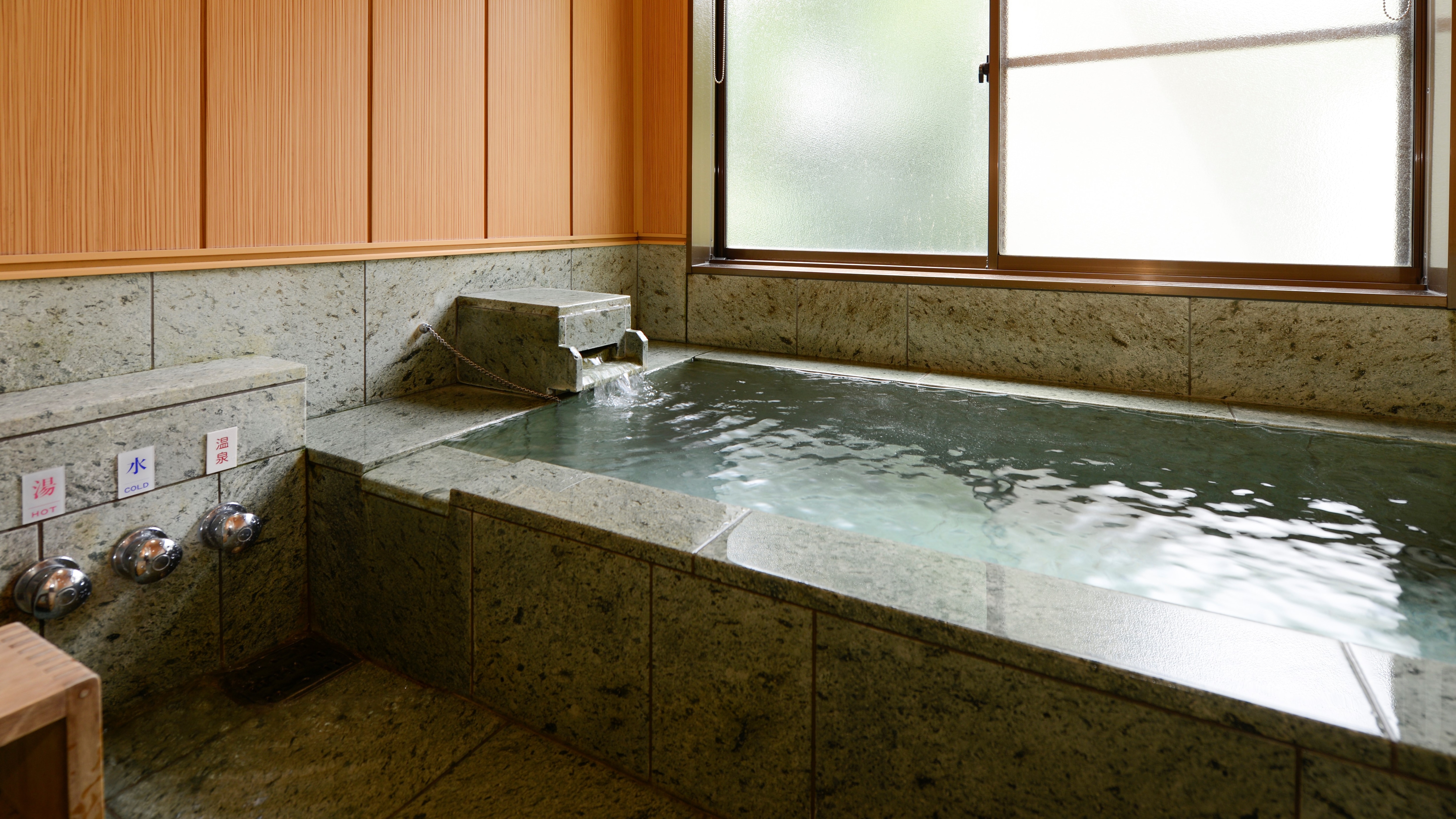 An example of an Izu stone family bath / Japanese / Western room