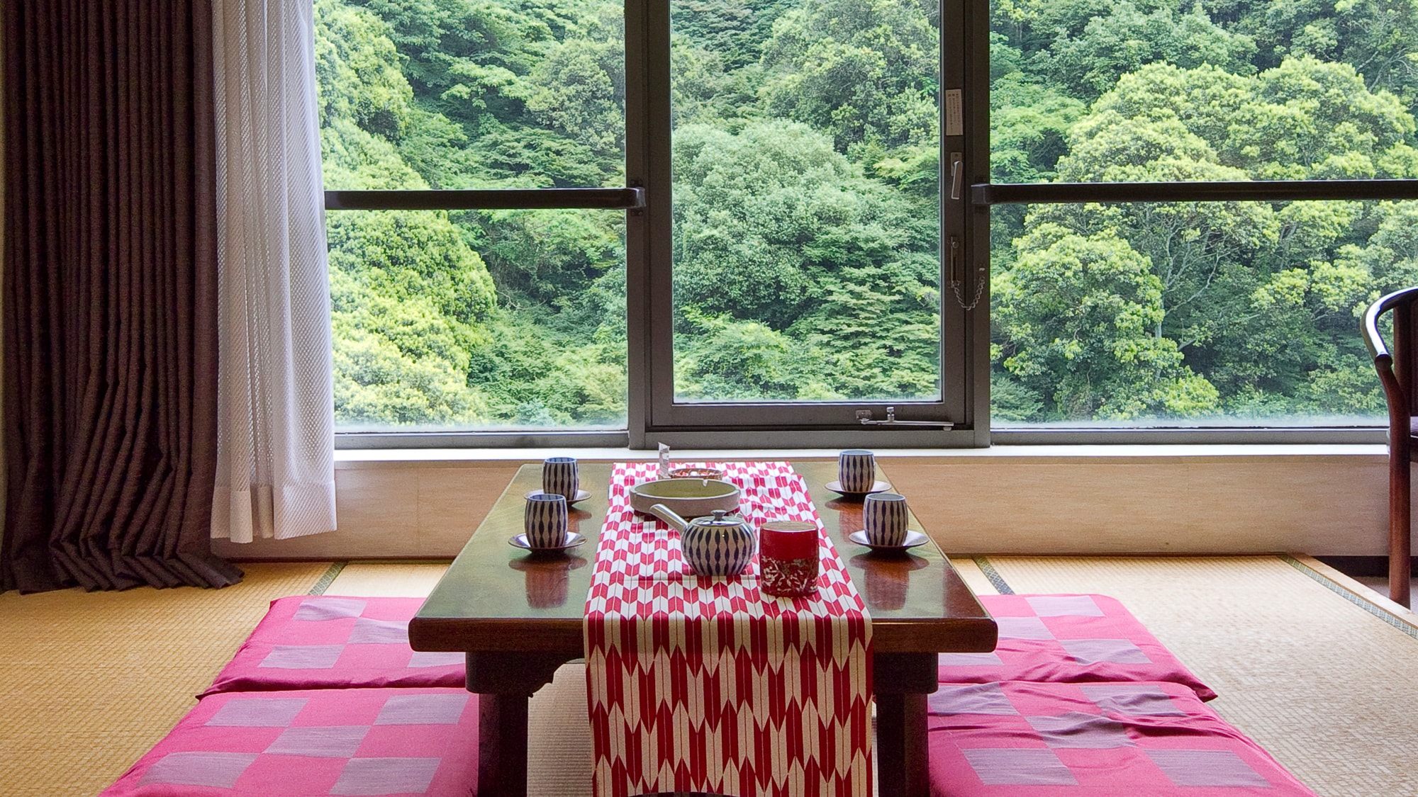 [Japanese-style room] Beautiful nature decorates the windowsill. We will provide you with a relaxing time.