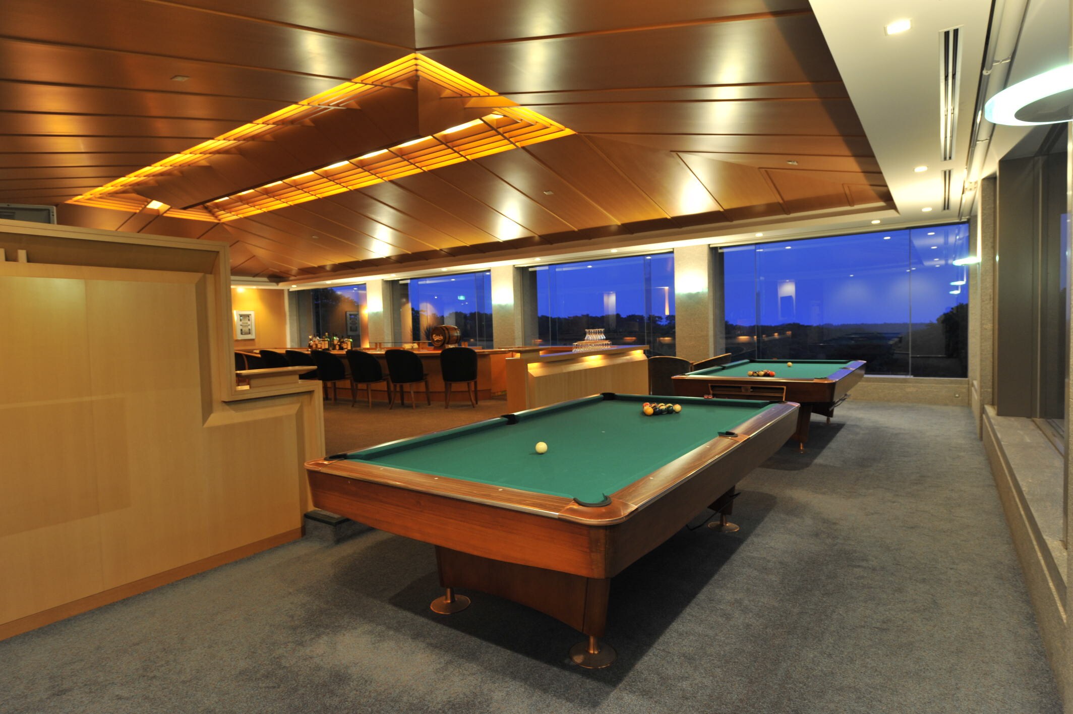 休息室内设有台球桌