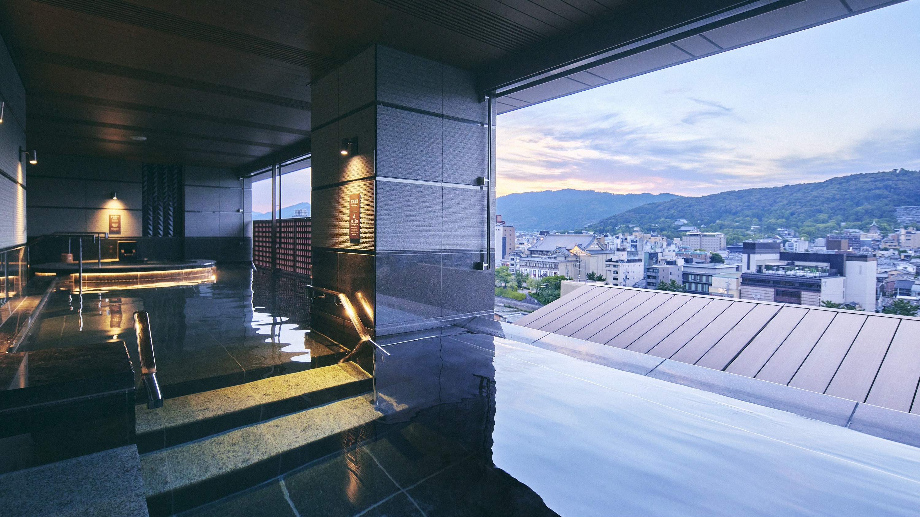 You can take a standing bath in Yasaka-no-yu, a deep bath with a depth of 1m20cm. Feel the water pressure throughout your body and relax with a massage effect.