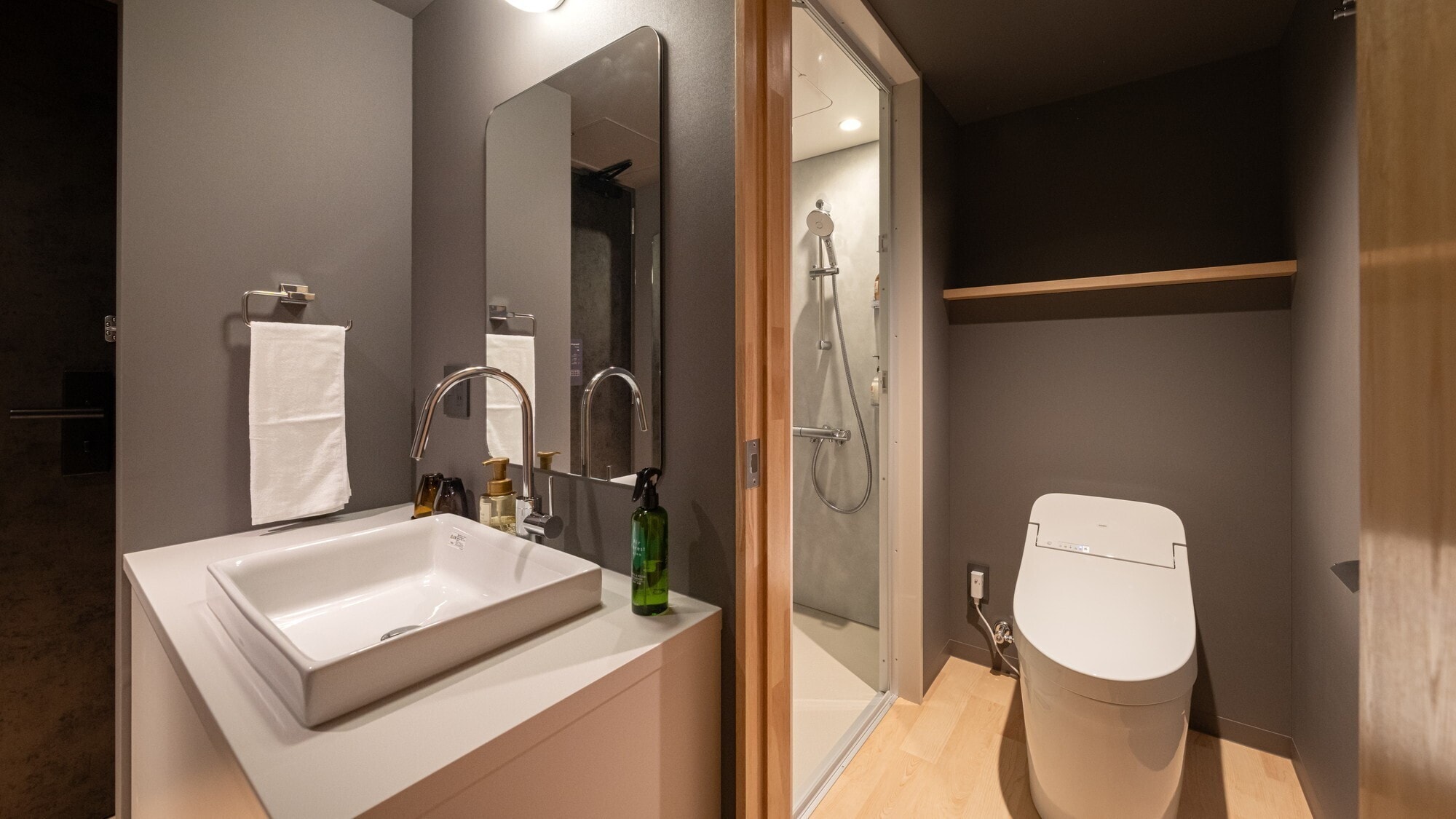 [Standard Twin] A twin room where you can relax even if you are alone. Shower and toilet included.