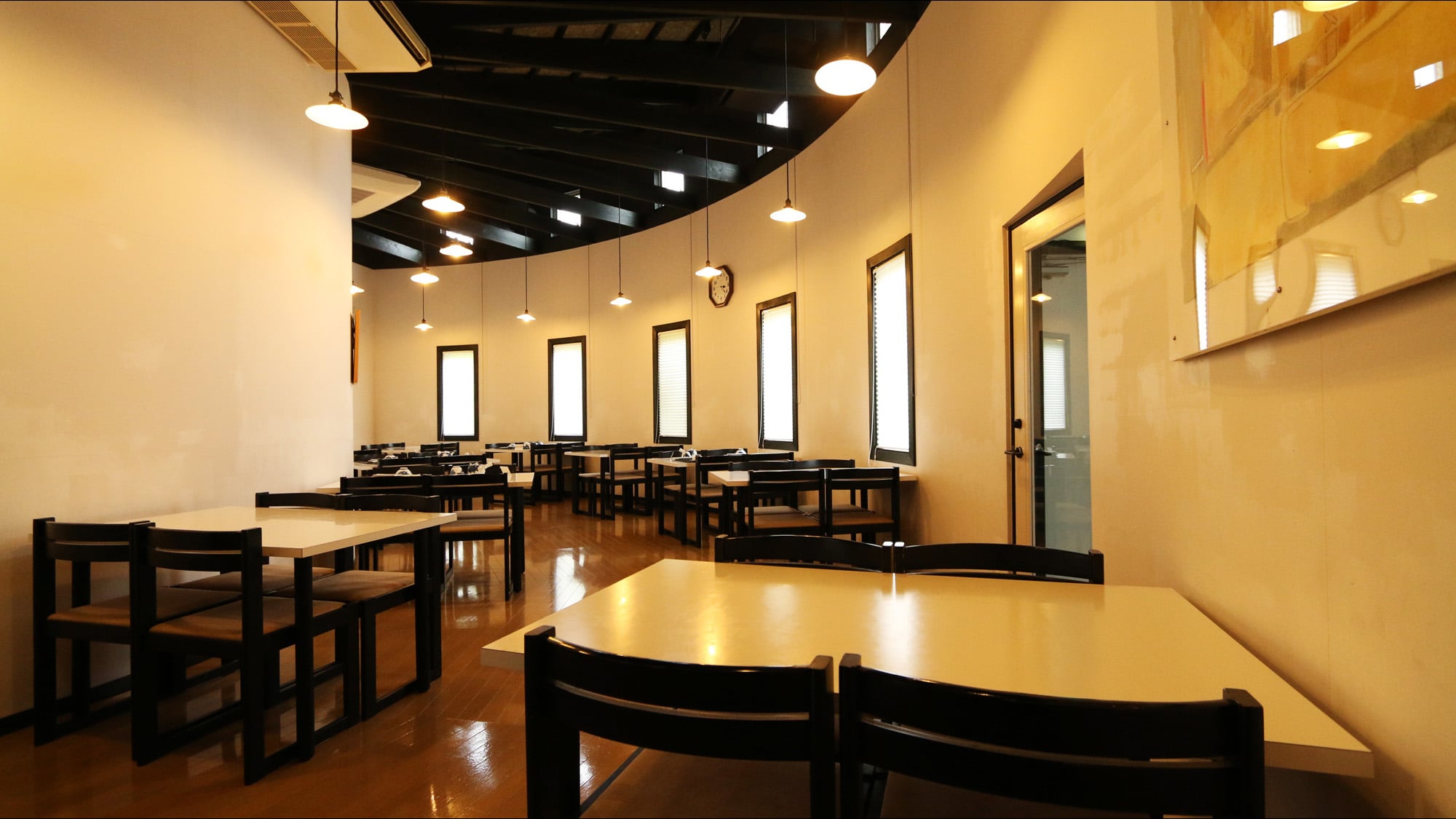 [Breakfast venue] Please enjoy your breakfast in this bright dining room.