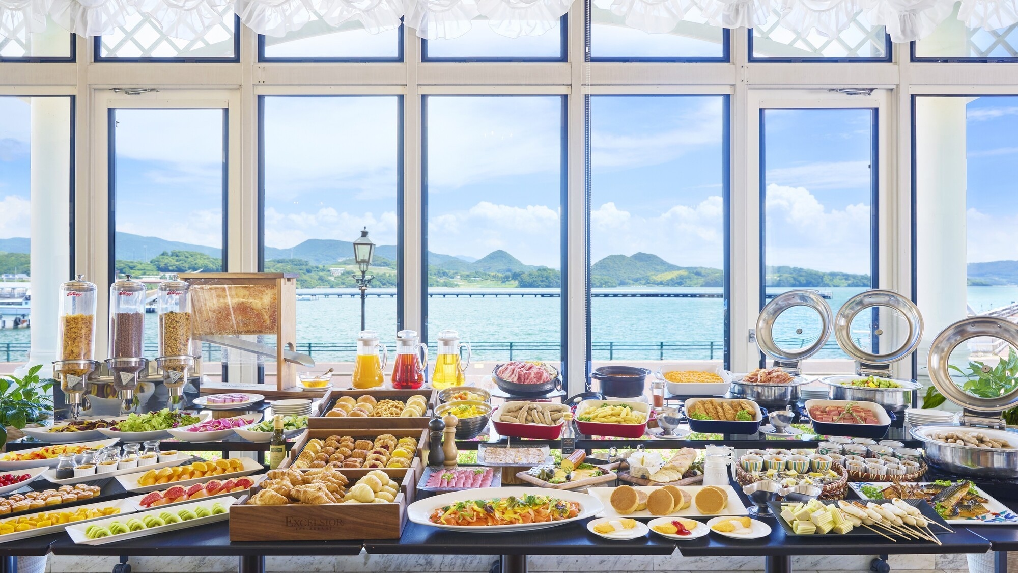[Breakfast] A restaurant boasting a luxurious location overlooking Omura Bay.