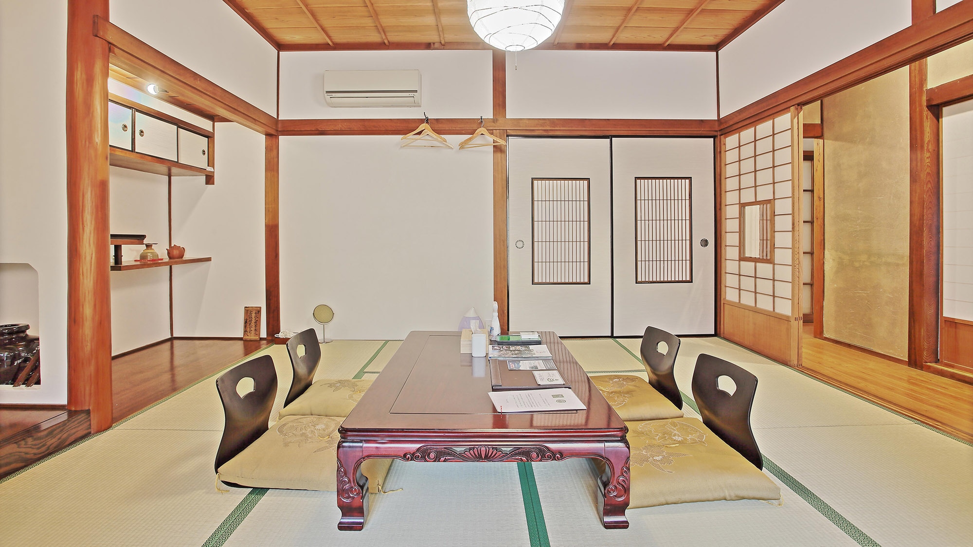 ・[Rooms] Air-conditioned rooms provide a comfortable stay all year round.