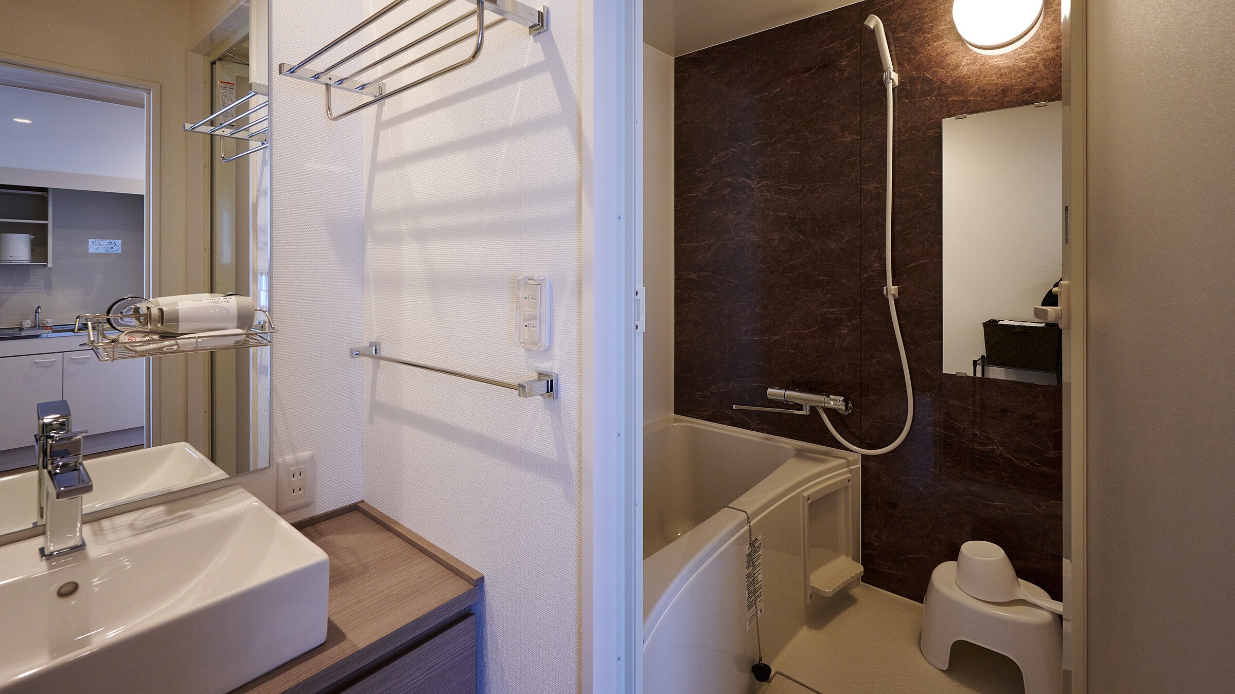 Deluxe Twin Room_Separate sink/bathroom