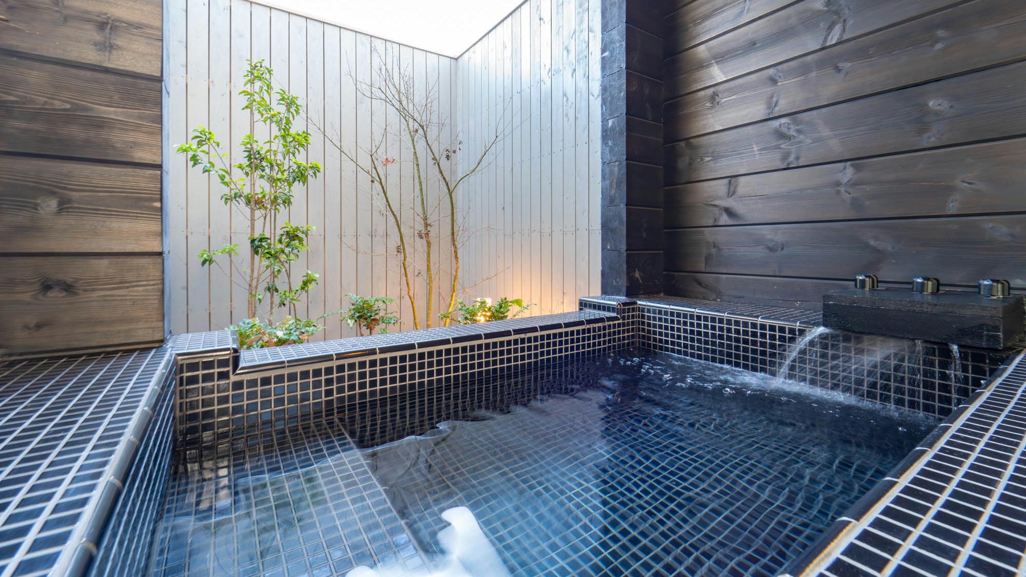 [Hot spring & projector & bonfire] Garden sun terrace [Capacity 4 people]