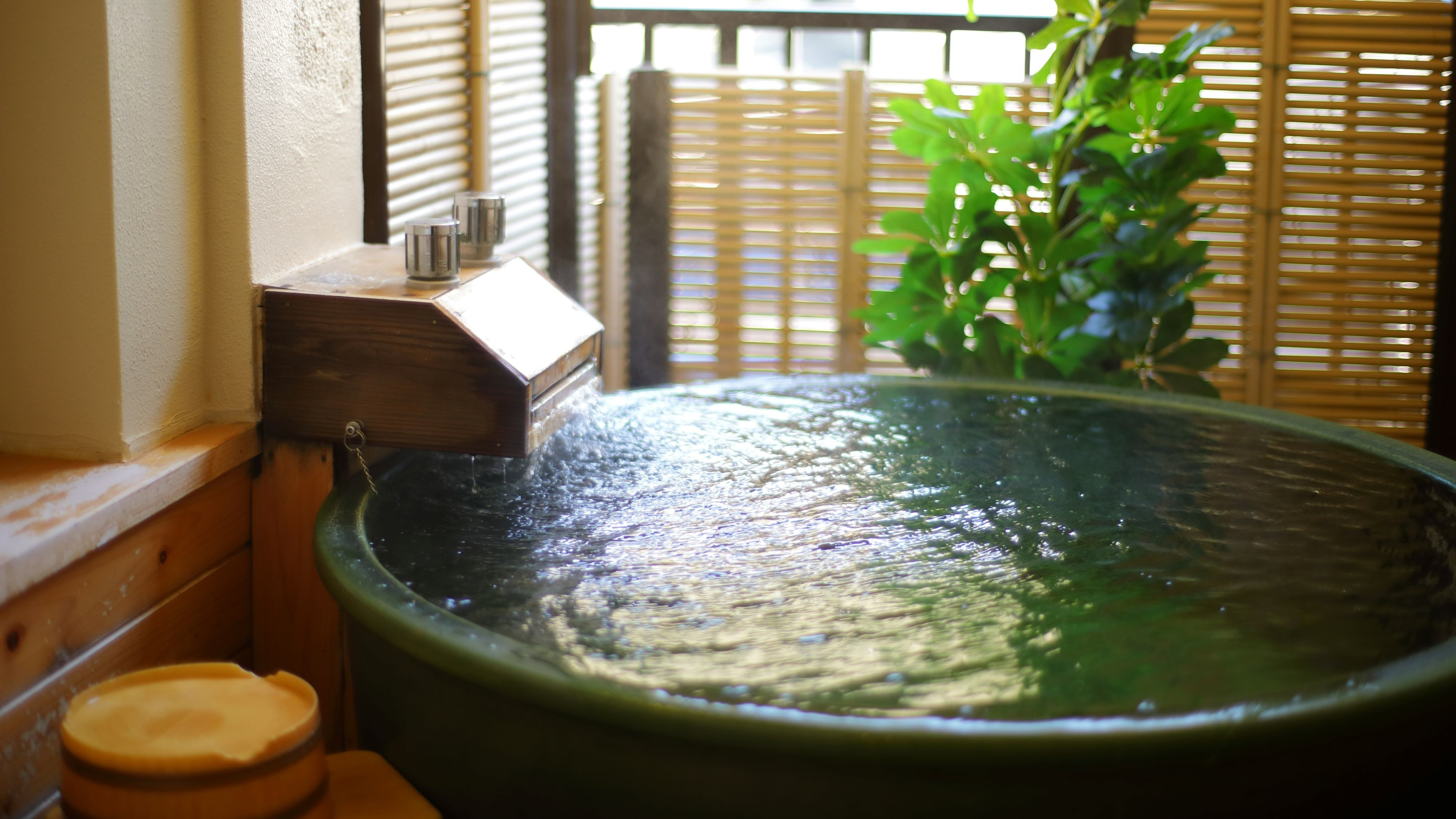 Guest rooms with open-air baths on the river side. Although the baths in the guest rooms are not hot springs, please enjoy your own private time.
