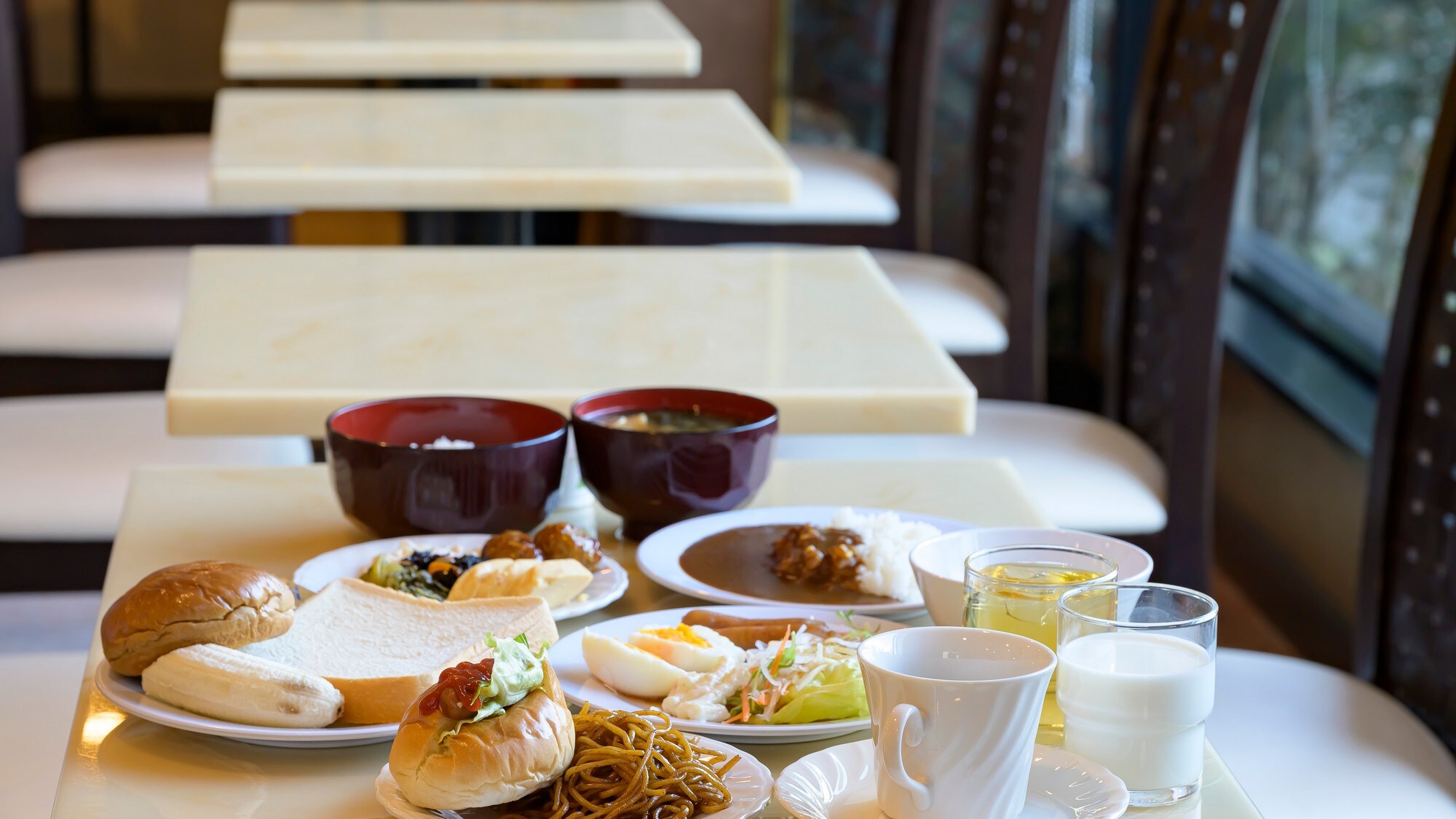 [Free breakfast for all plans] Start your day with a light breakfast buffet featuring salads, rice, bread, and more. Eat a lot and start your day off right!