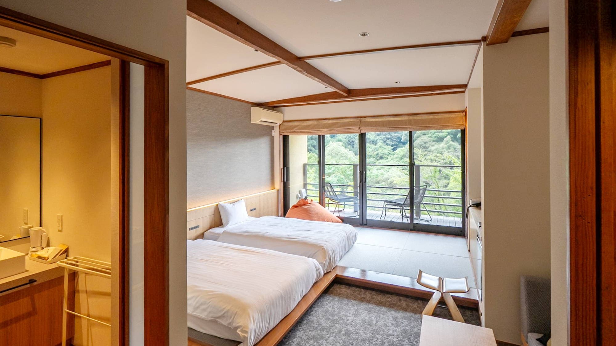 [Example of a Western-style room (accommodates 2 people + up to 2 children sharing a bed)] A low bed is provided on a raised platform.