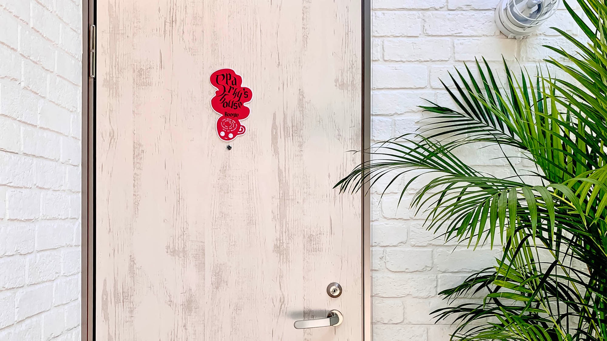 ・1F Double Room: Please enter through the door with the bright red mark