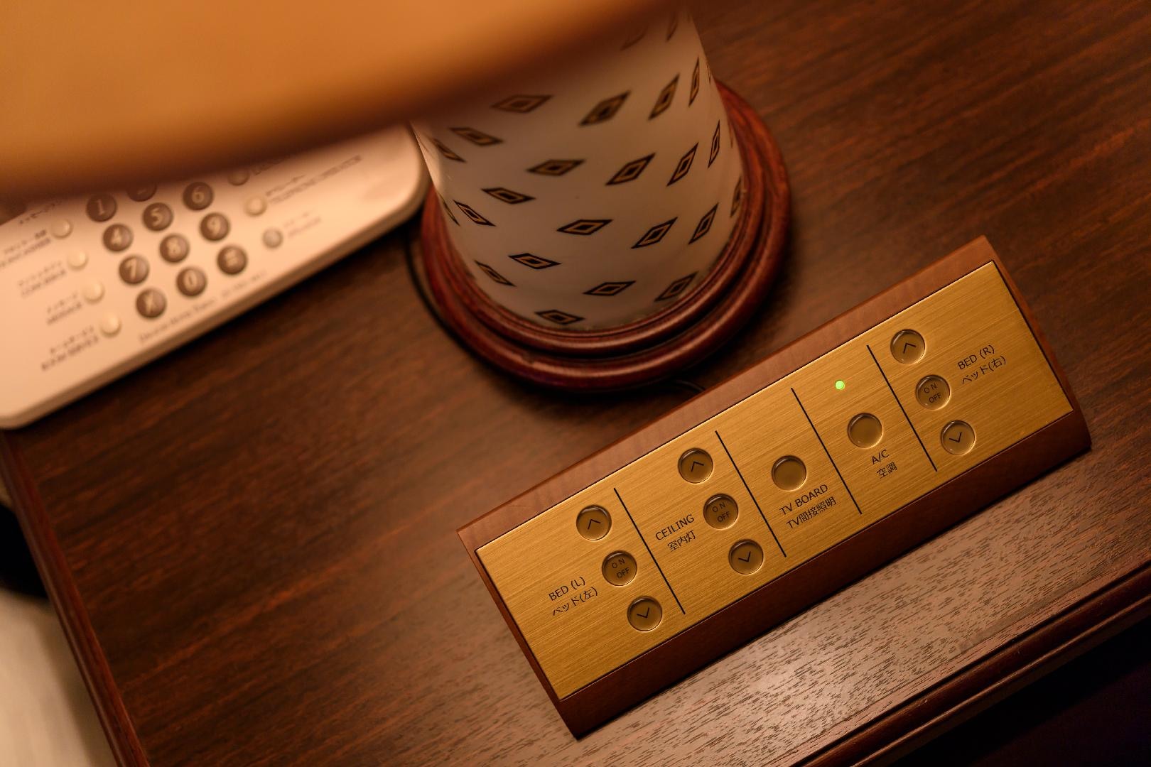 침대 옆 제어판
