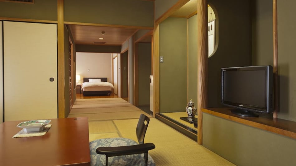 Sea side Japanese and Western room type / 38㎡ (10 tatami mats + Western room / twin beds)