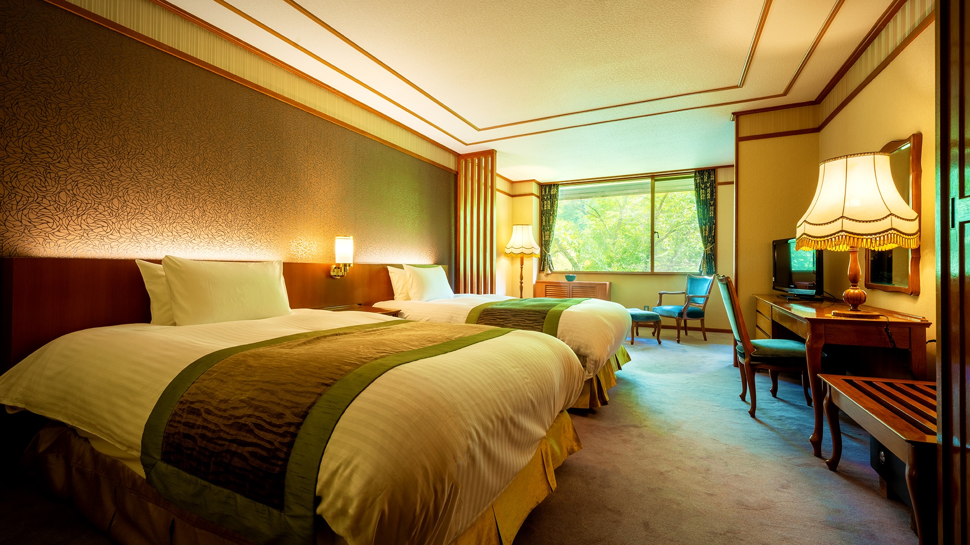 [Premium Room] Bedroom: "In pursuit of quality sleep," a semi-double bed with a Sealy double mattress is installed