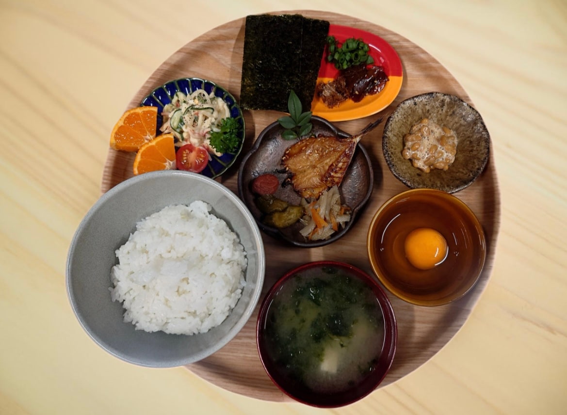 อาหารเช้าที่นำวัตถุดิบจากอามาคุสะมาใช้