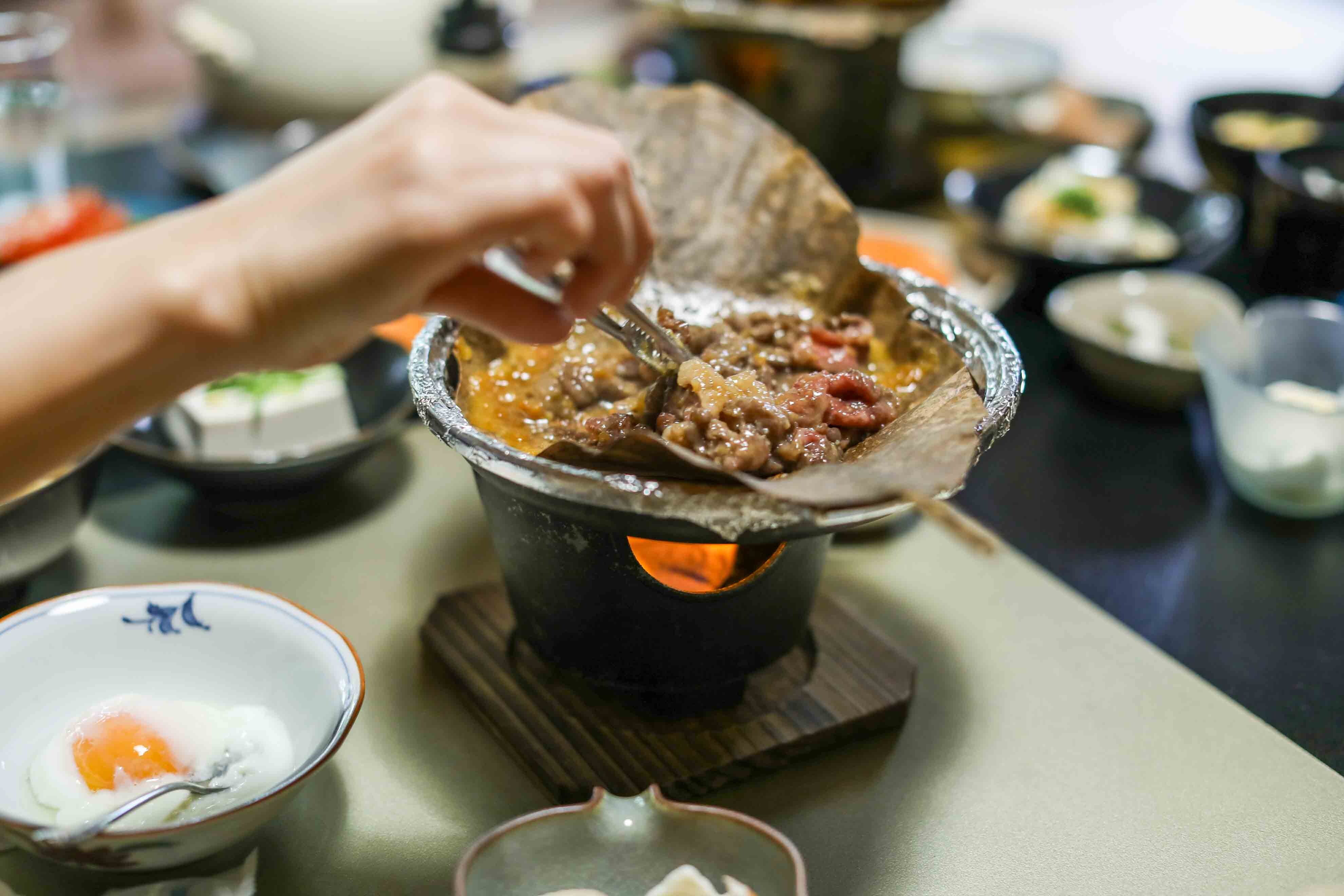 早餐：飛鎢牛肉配木蘭葉味噌