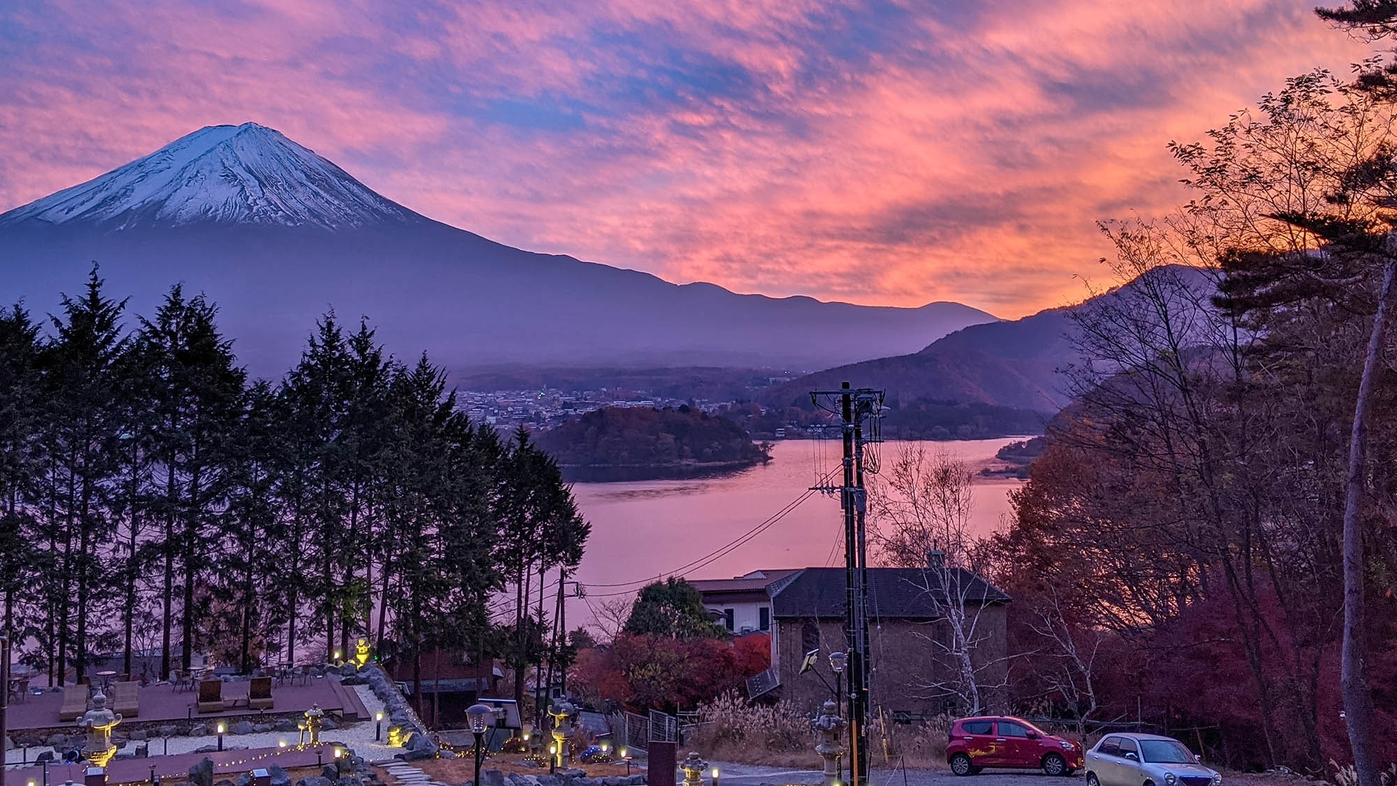 ・The contrast between the sunset that dyes the lake surface red and Mt. Fuji is like a painting