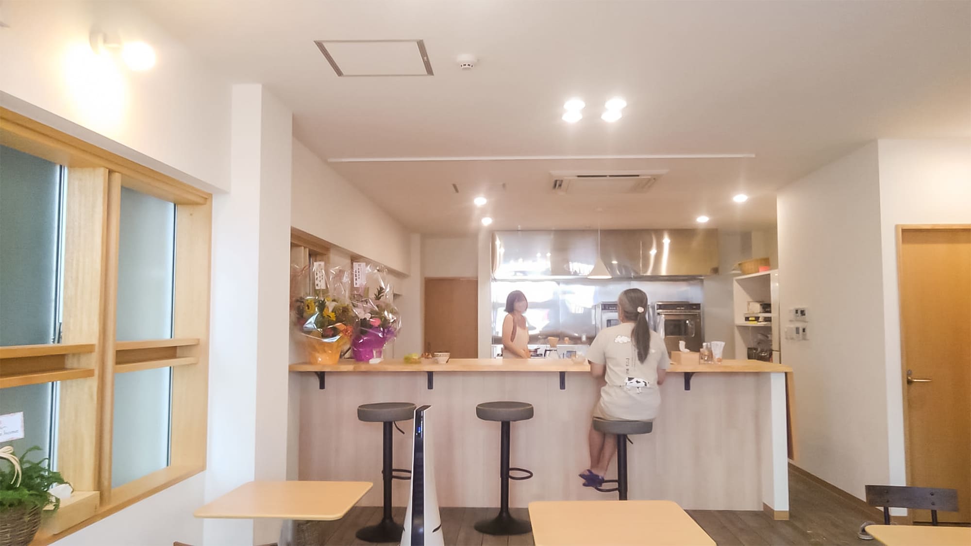 ・柜台后面的面包房飘来新鲜出炉的面包的香味。