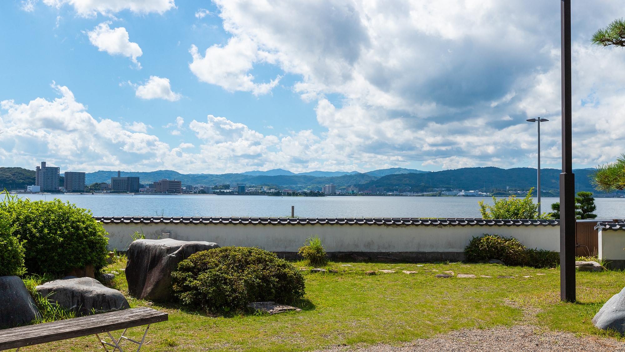 From our Japanese garden, you can enjoy the beautiful scenery of Lake Shinji, which changes with the seasons.