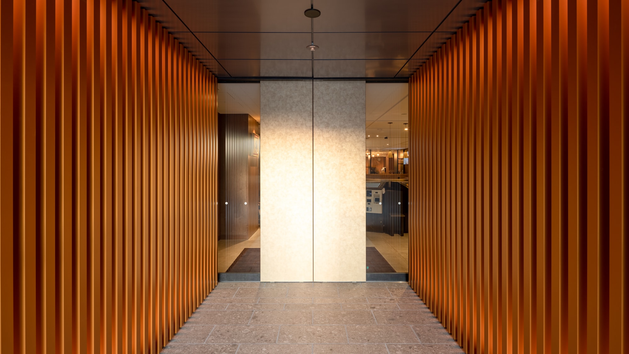 【ホテルエントランス】千本鳥居をイメージしたエントランスが、お客様をお迎えします。