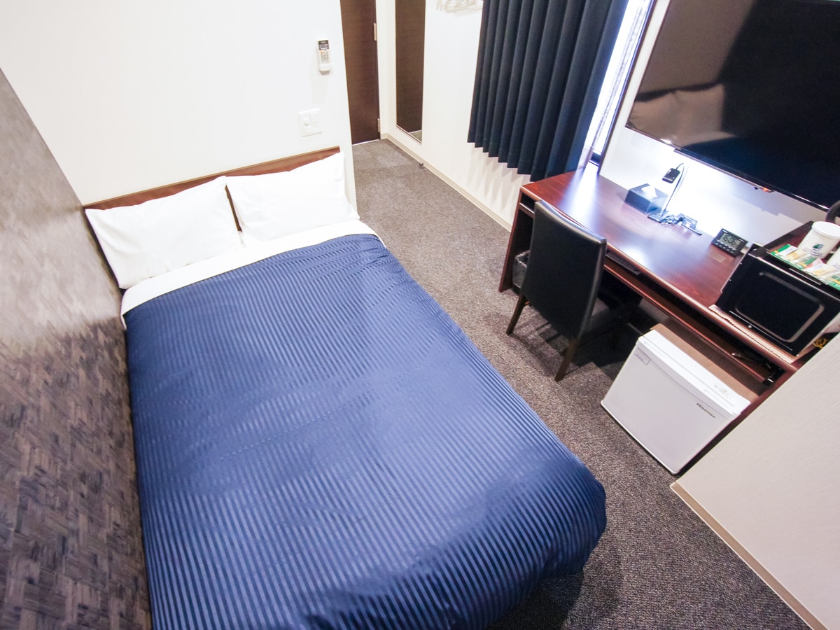 ◆ ห้องเดี่ยว ◆ ห้องพักทุกห้องมีทีวี 4K เตียงซิมมอนส์ที่รองรับ