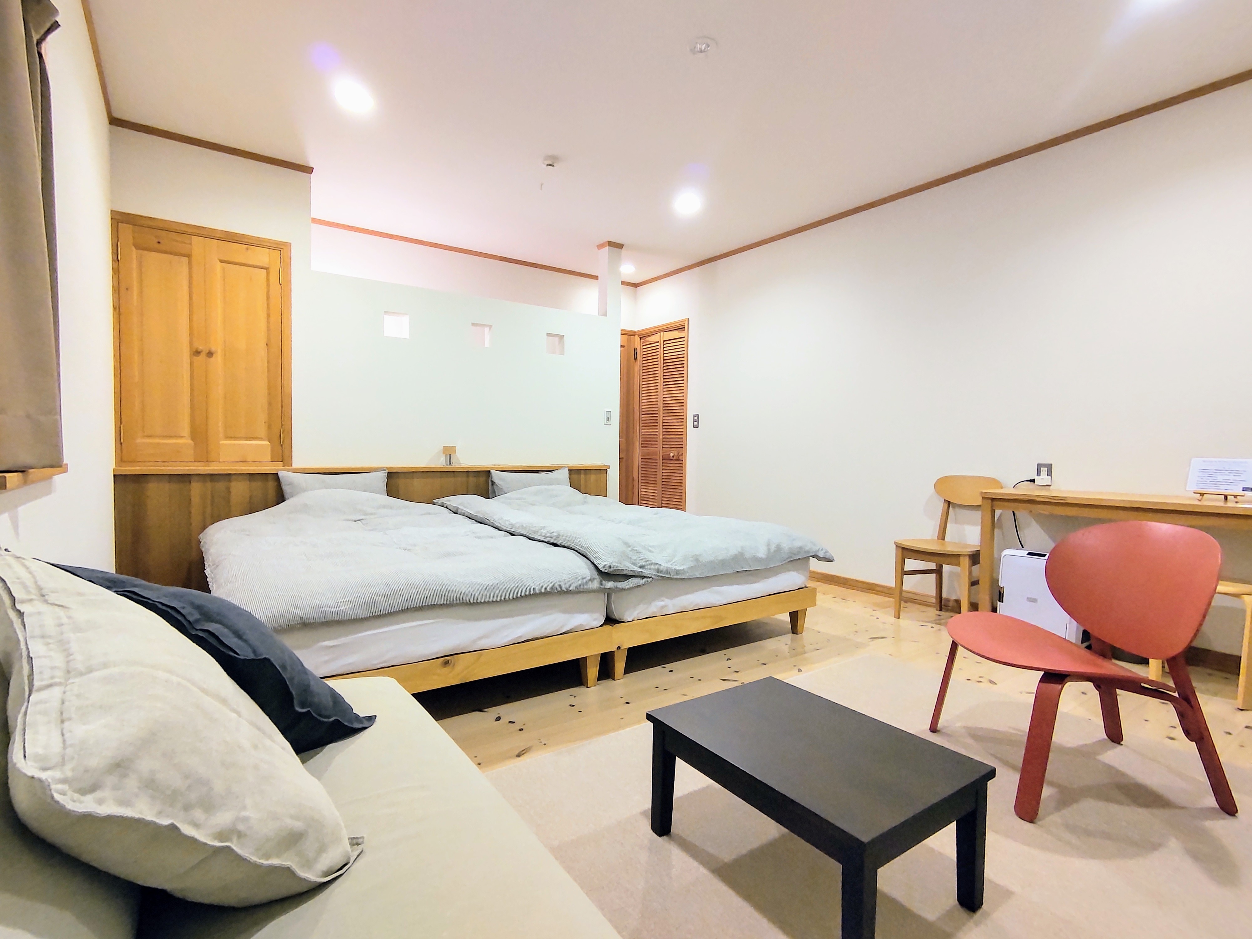 Large twin rooms. All rooms are on the first floor. A vast garden in front of you. A starry sky.