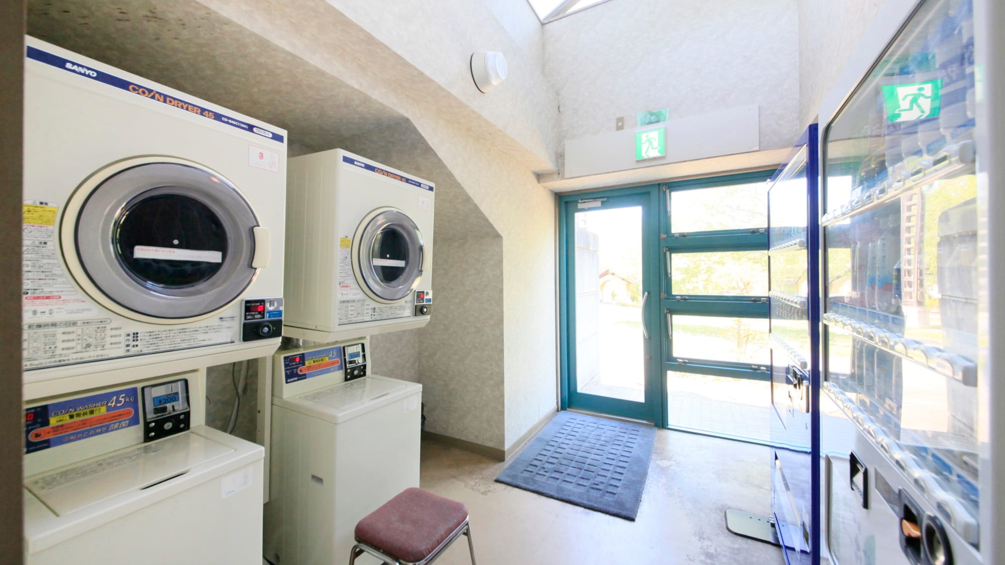 [Facilities] Coin laundry is also available.