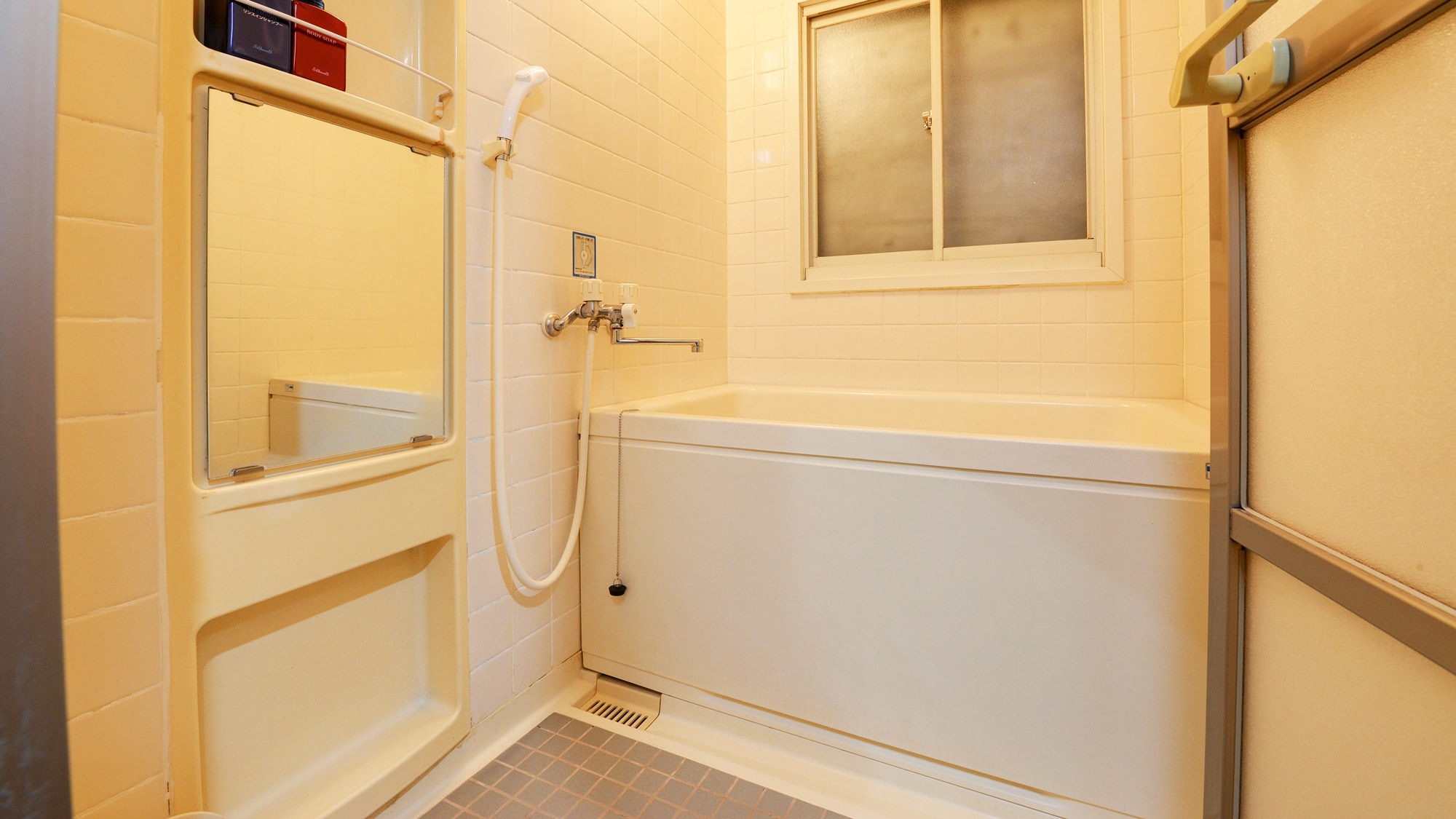 *[Guest room] Japanese-style room with 12 tatami mats, bathroom and toilet