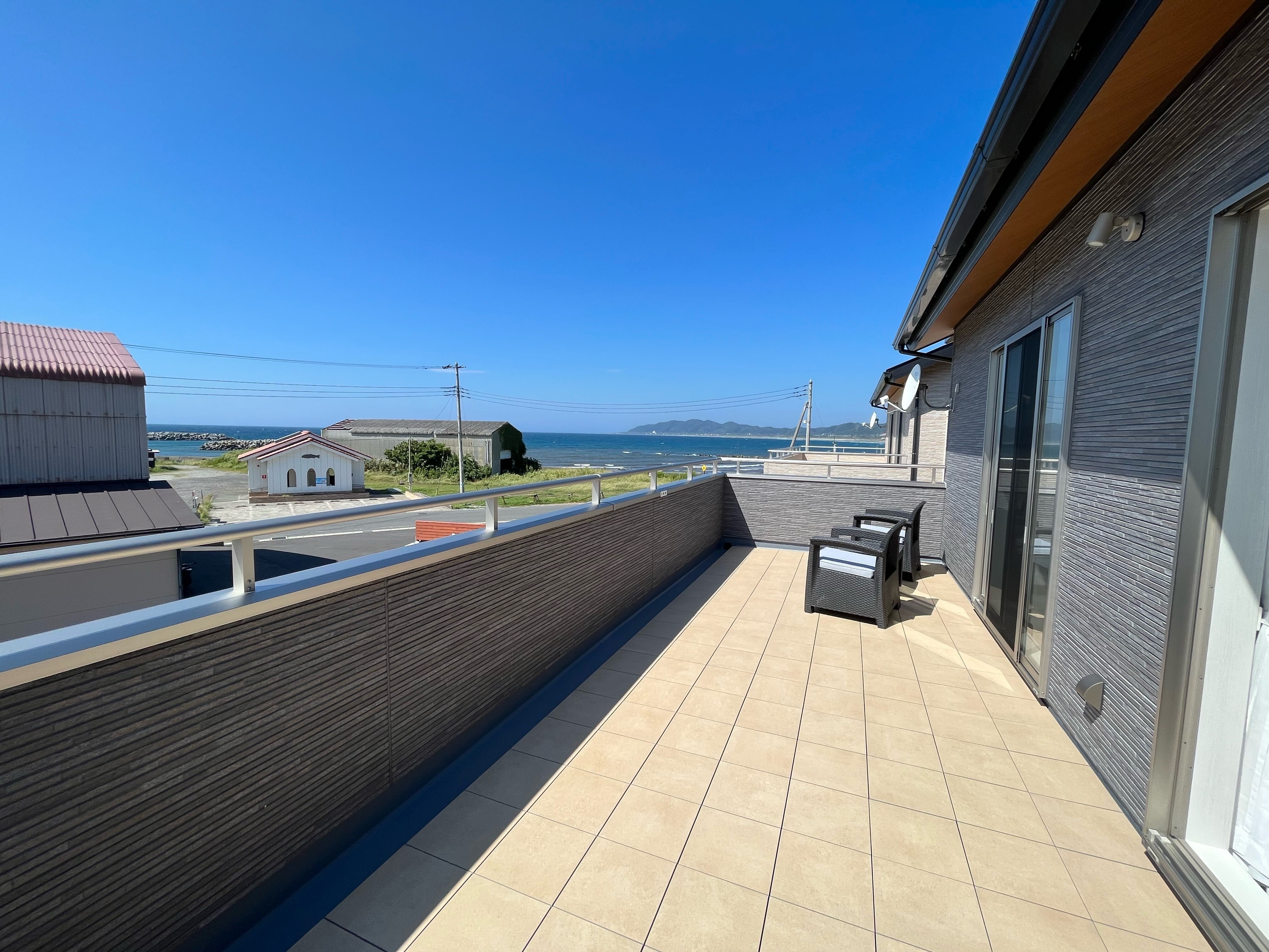 Building B: Spacious balcony