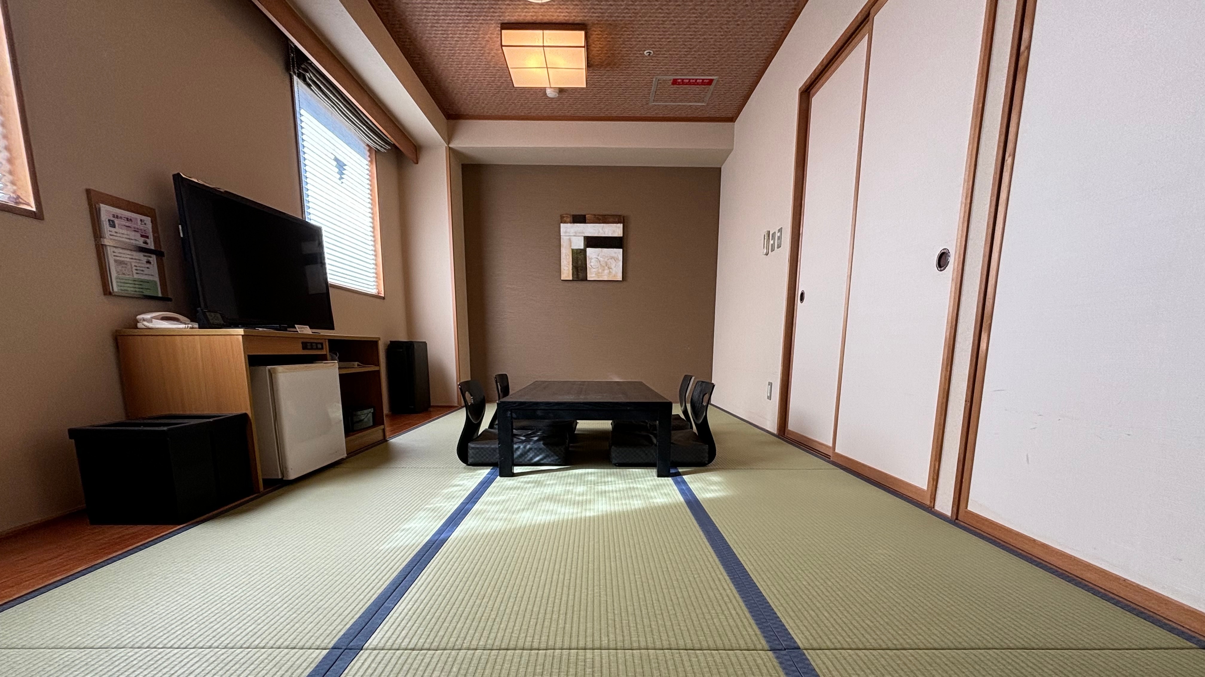Japanese-style room (no bath, toilet included)