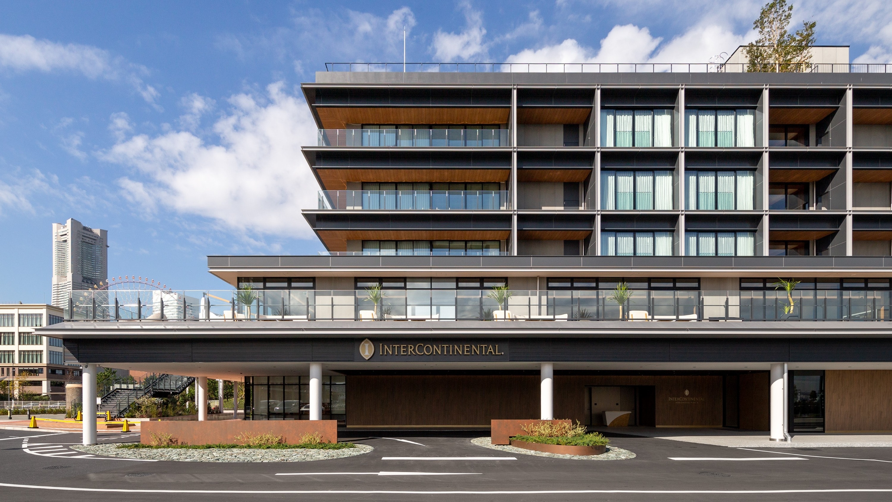 ホテル外観　正面　昼の様子