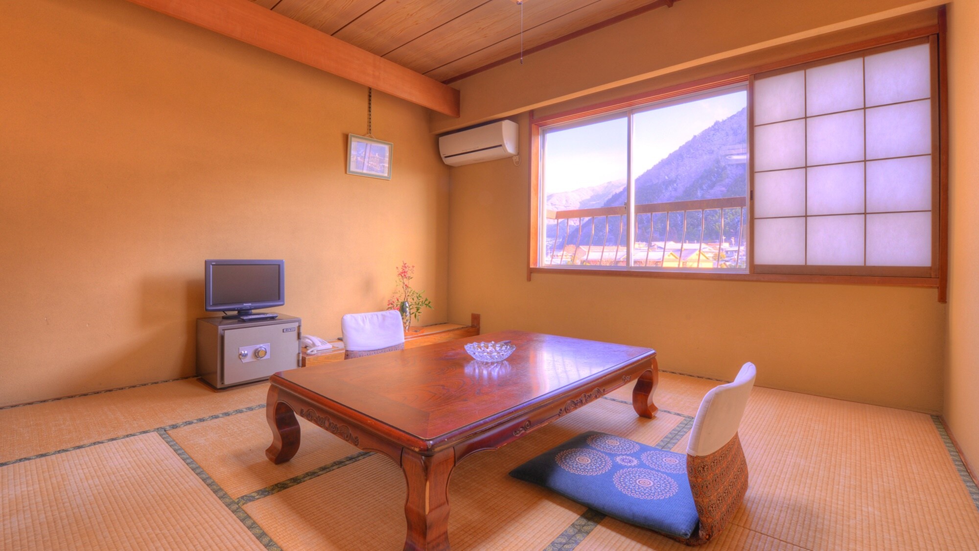 *ห้องพักแบบญี่ปุ่นขนาด 8 เสื่อทาทามิ (ตัวอย่างห้องพัก)