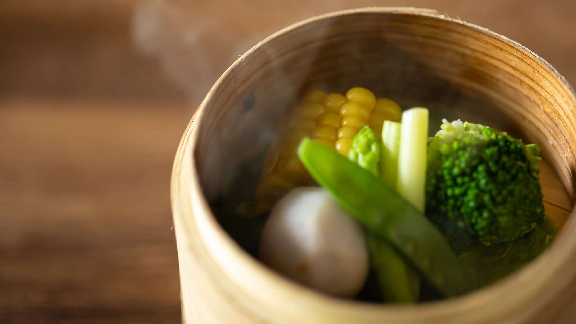 【早餐】使用附近农场采购的蔬菜，烹制炖菜、蒸菜等多种菜肴。