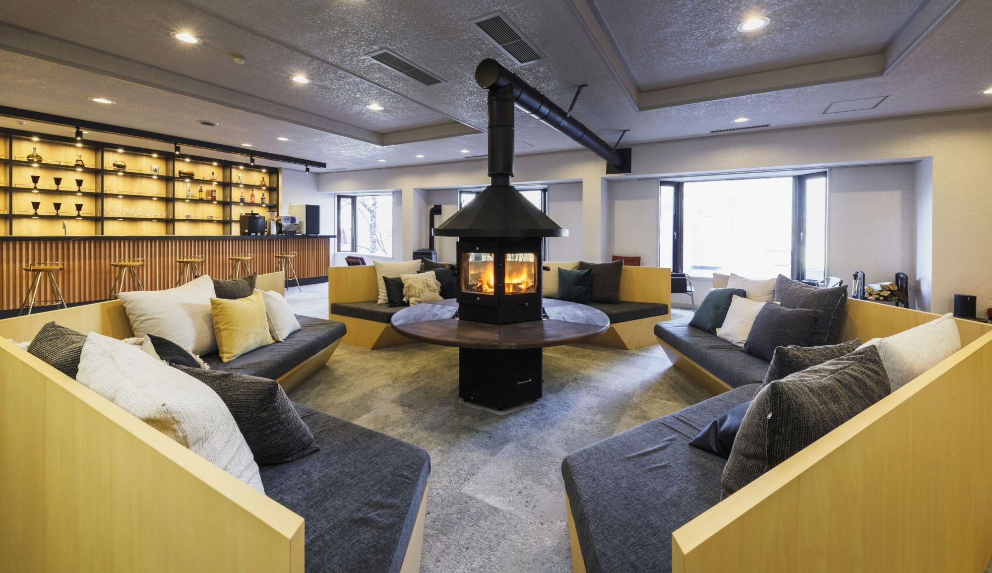 [Firewood Bar Lounge] Renovated in 2022. You can relax while watching the fire.