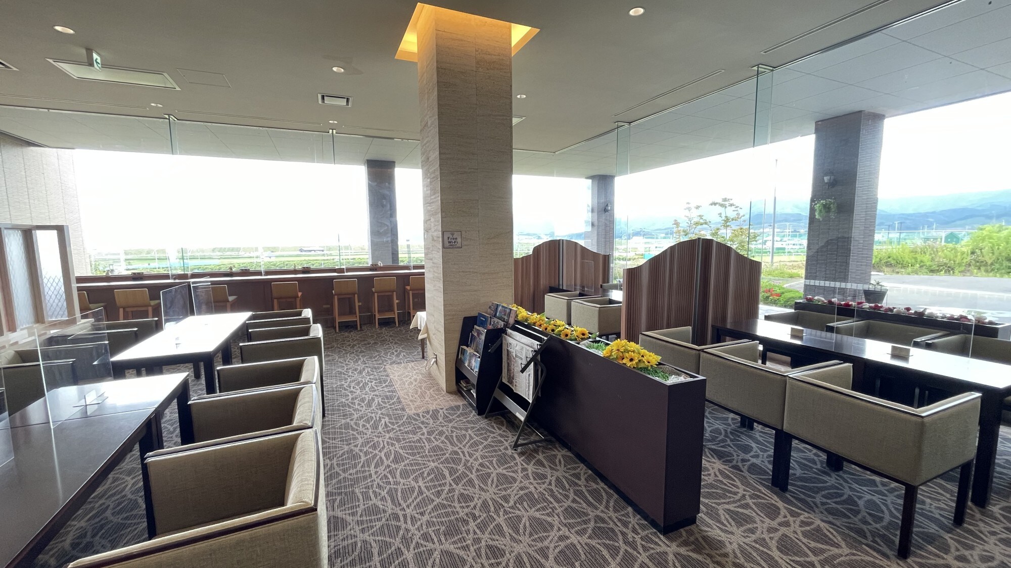 [Lounge] An open, glass-walled space (open all day)