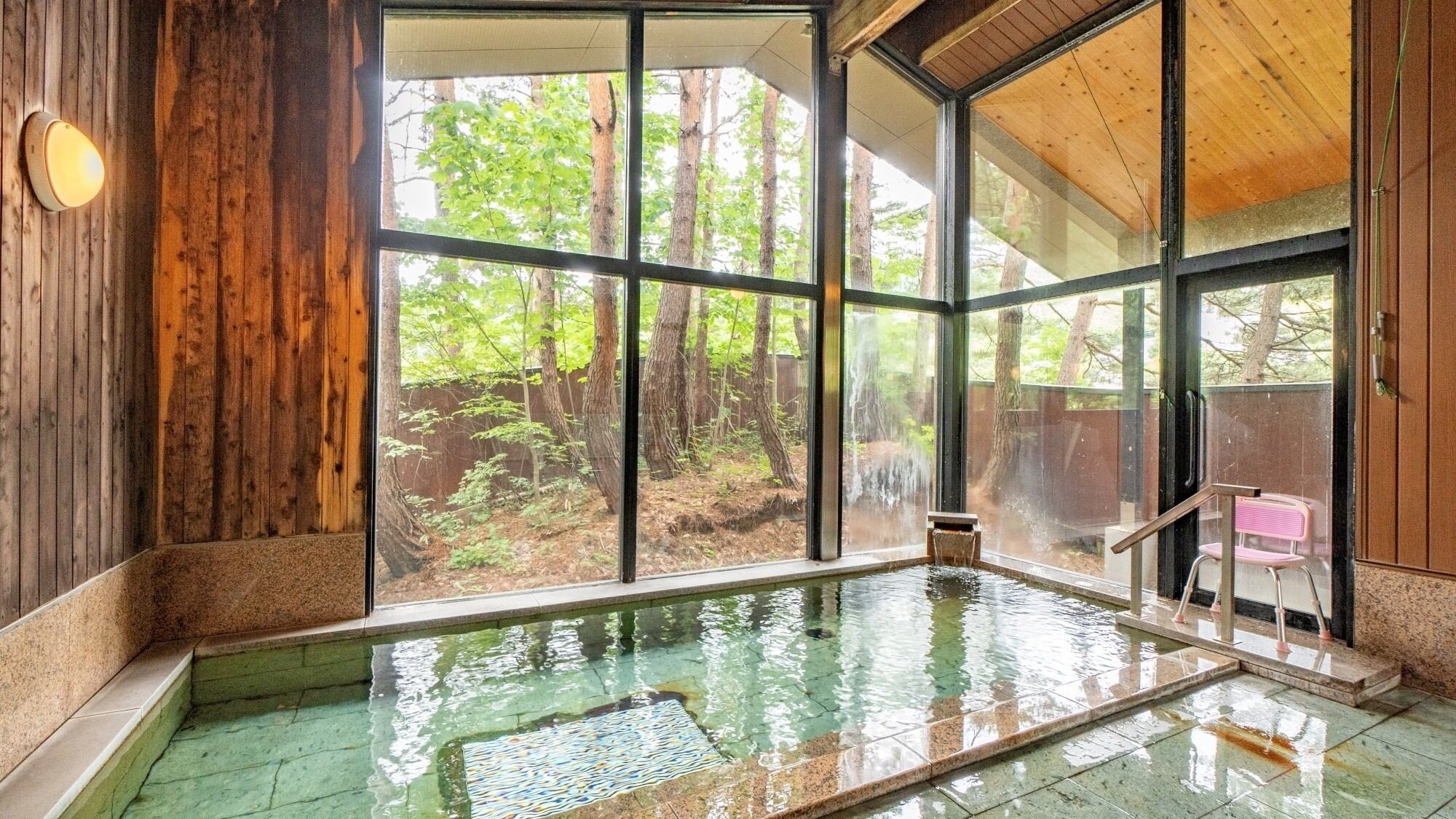 [Women's large bath, Hanamigusa] A colorless bath made with natural underground water from Zao