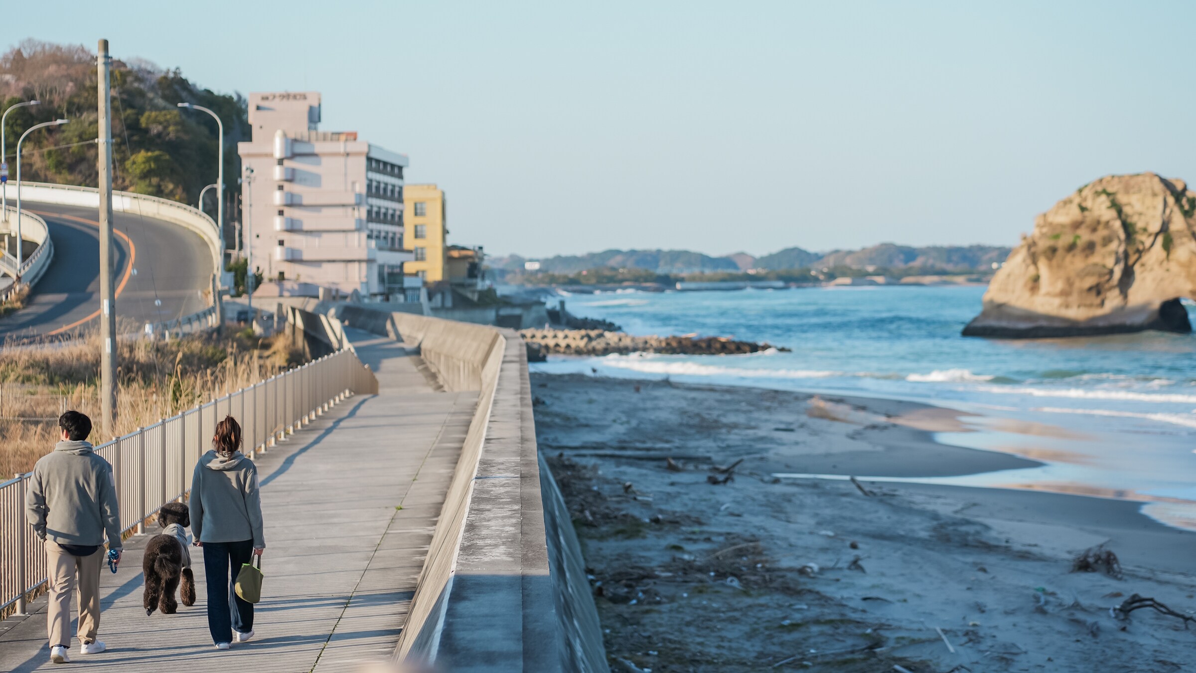 Please enjoy your time at your leisure, listening to the sounds of the waves and feeling the sea breeze.