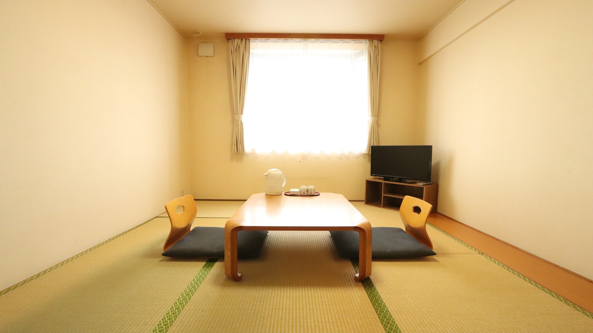 * Guest room (Japanese-style room 7 tatami mats)