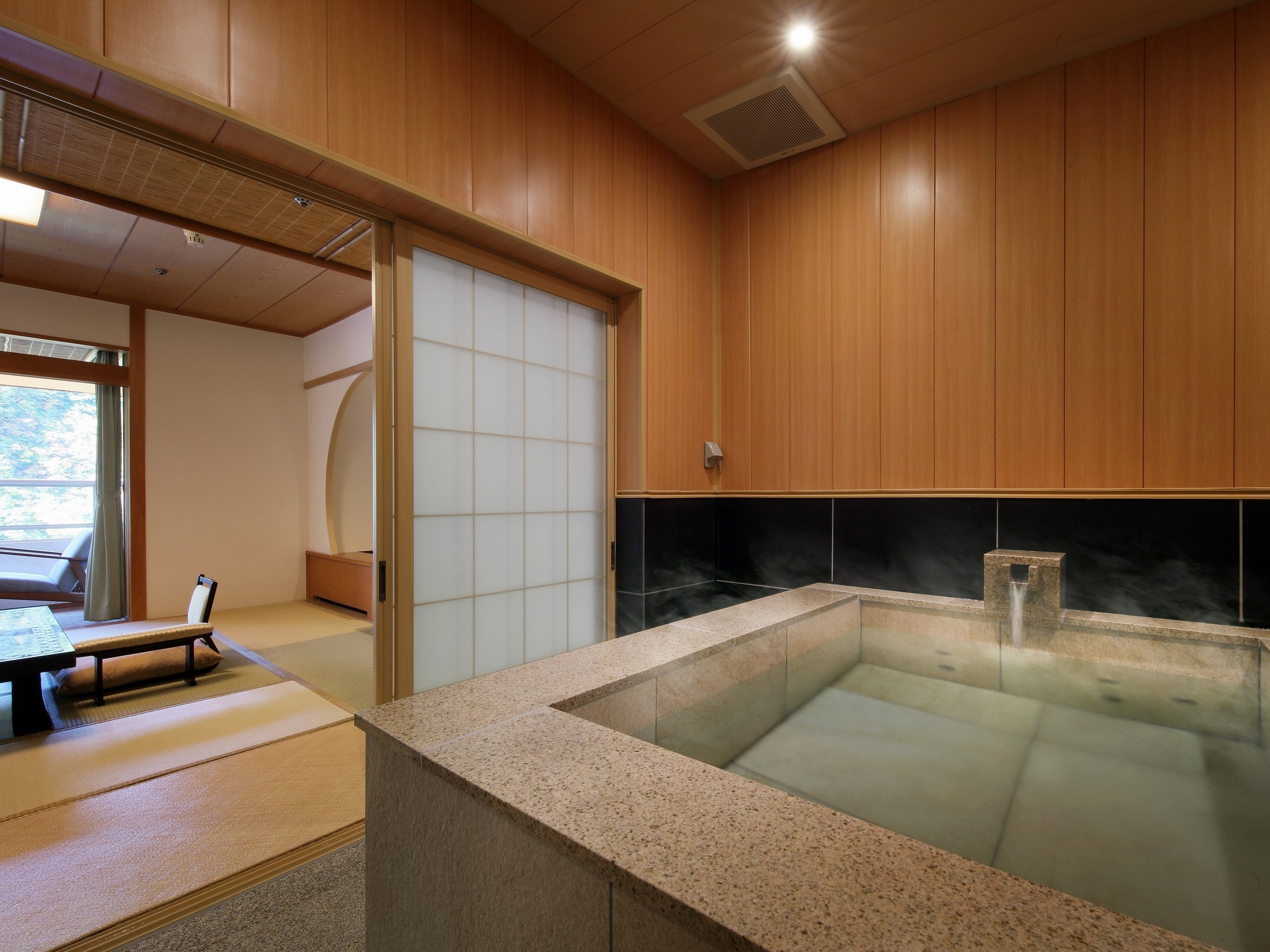 [Japanese-style room] Top floor, guest room with family bath