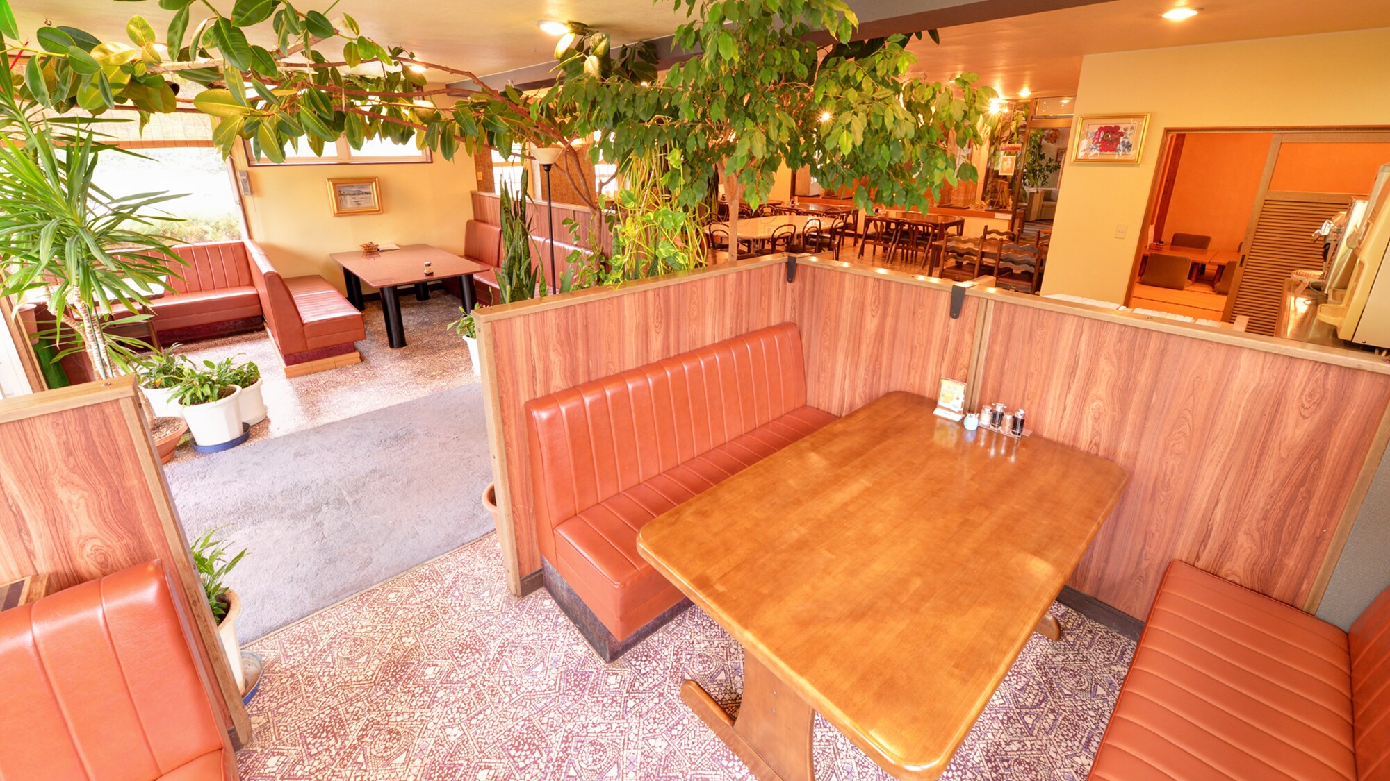 *餐廳「六亭」提供日式料理，採用在摩週湖捕獲的新鮮「摩週鯛」。