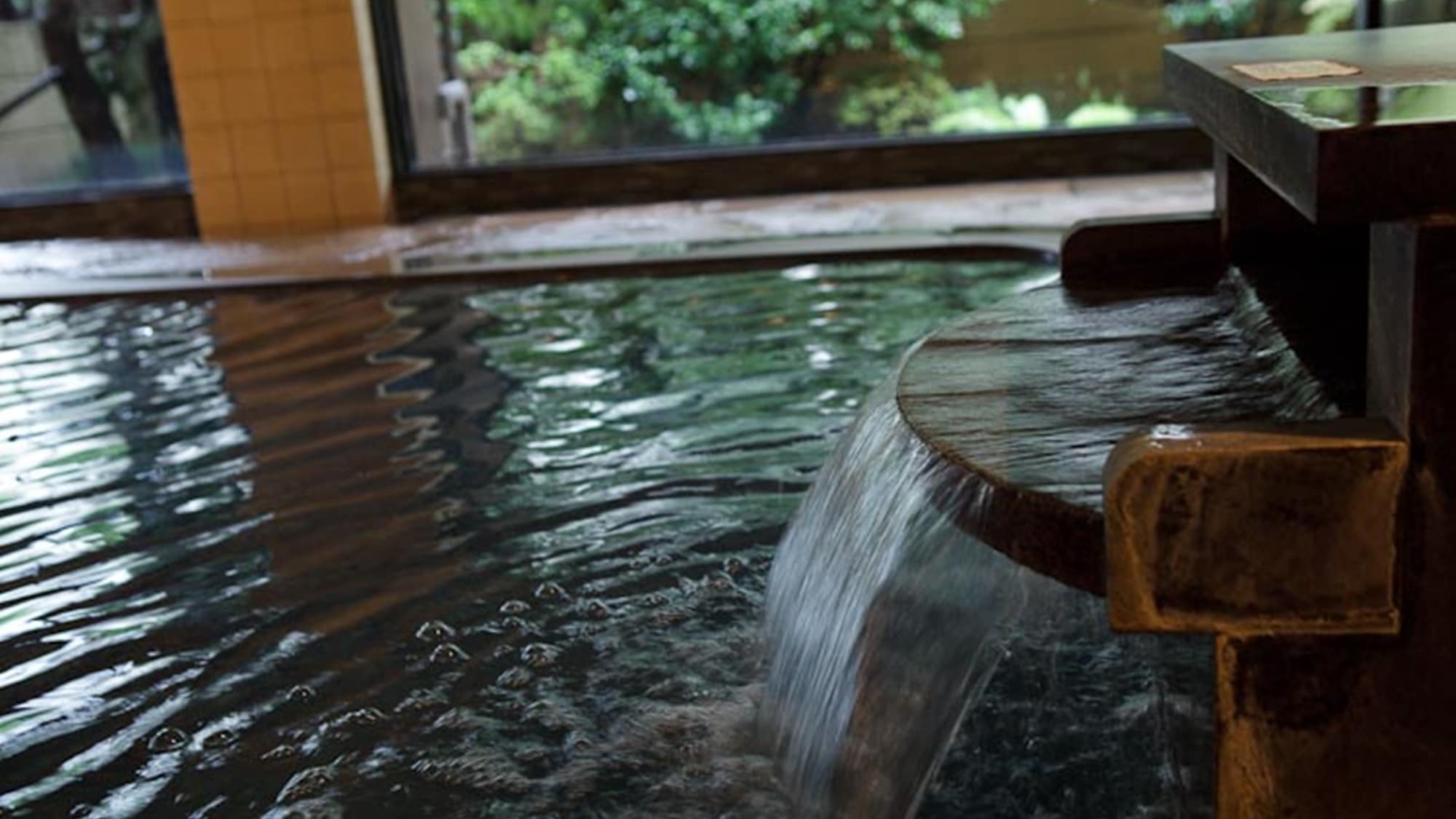 * [Large public bath] Relax while gazing at Lake Biwa spreading out before your eyes. Enjoy the famous hot springs at our extensive hot spring facilities.