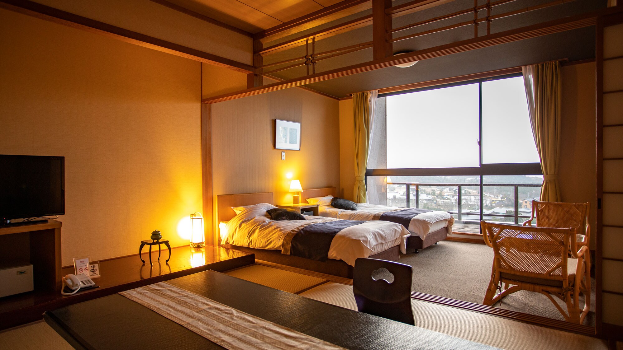 A good choice of hotels and inns. The townscape of Hamazume spreads out from the large windows.