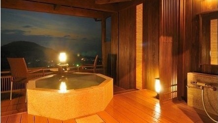 Phòng tắm ngoài trời trong phòng khách của biệt thự "Yume no Mori"
