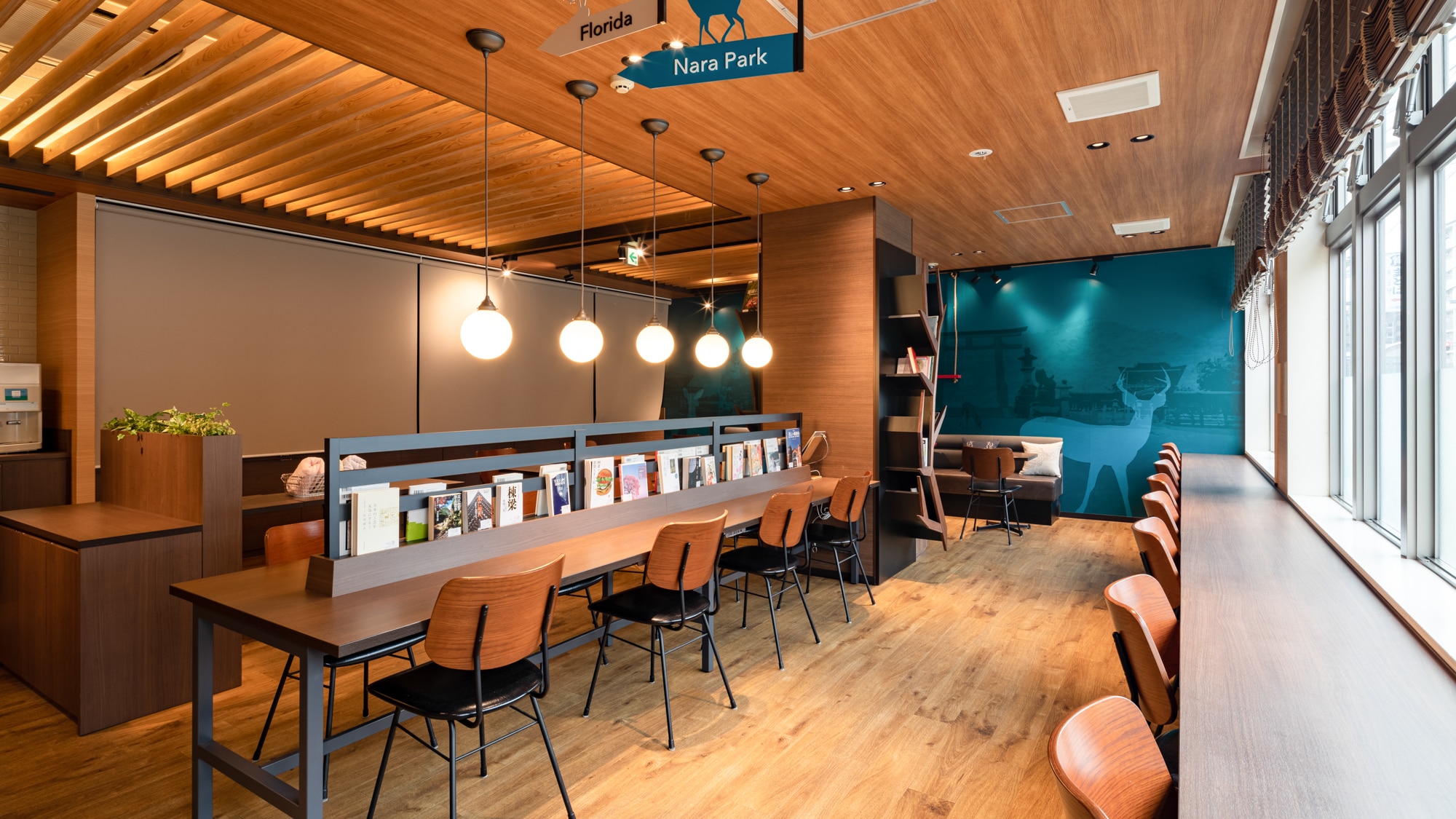 【ライブラリーカフェ】営業時間：14時～24時◆無料でご利用いただけます。