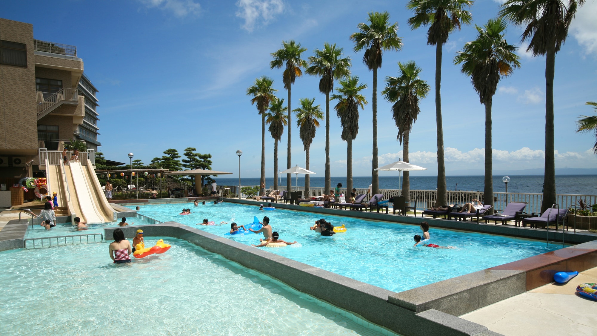 You can also use the seaside pool at the adjacent Hotel New Awaji free of charge (early July to mid-September).